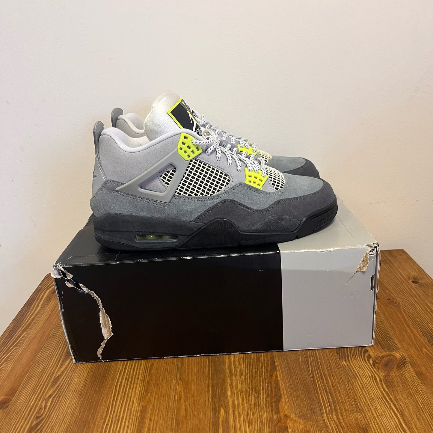 AIR JORDAN 4 NEON 95 UK9 (NEW)