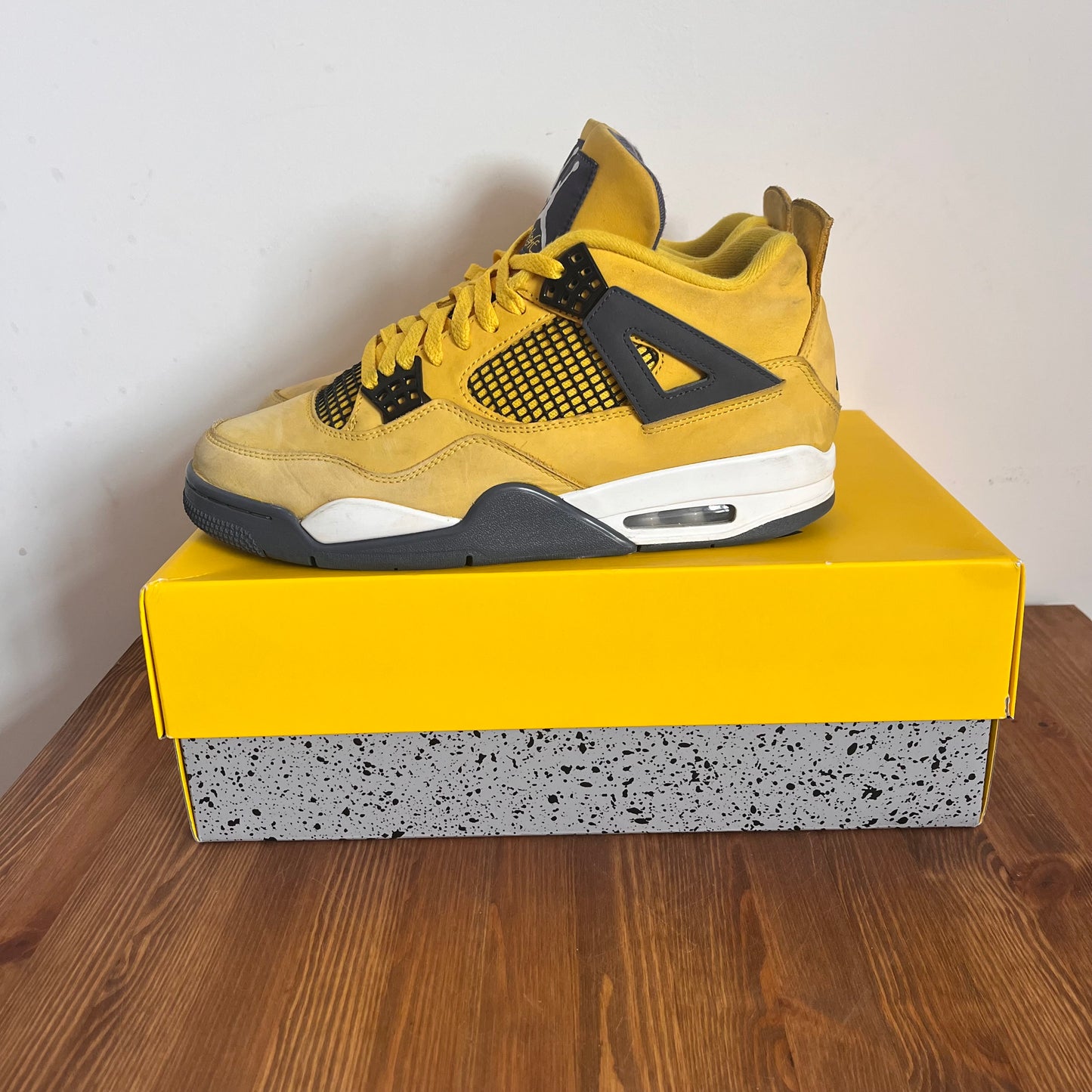 AIR JORDAN 4 LIGHTNING UK9 (USED)