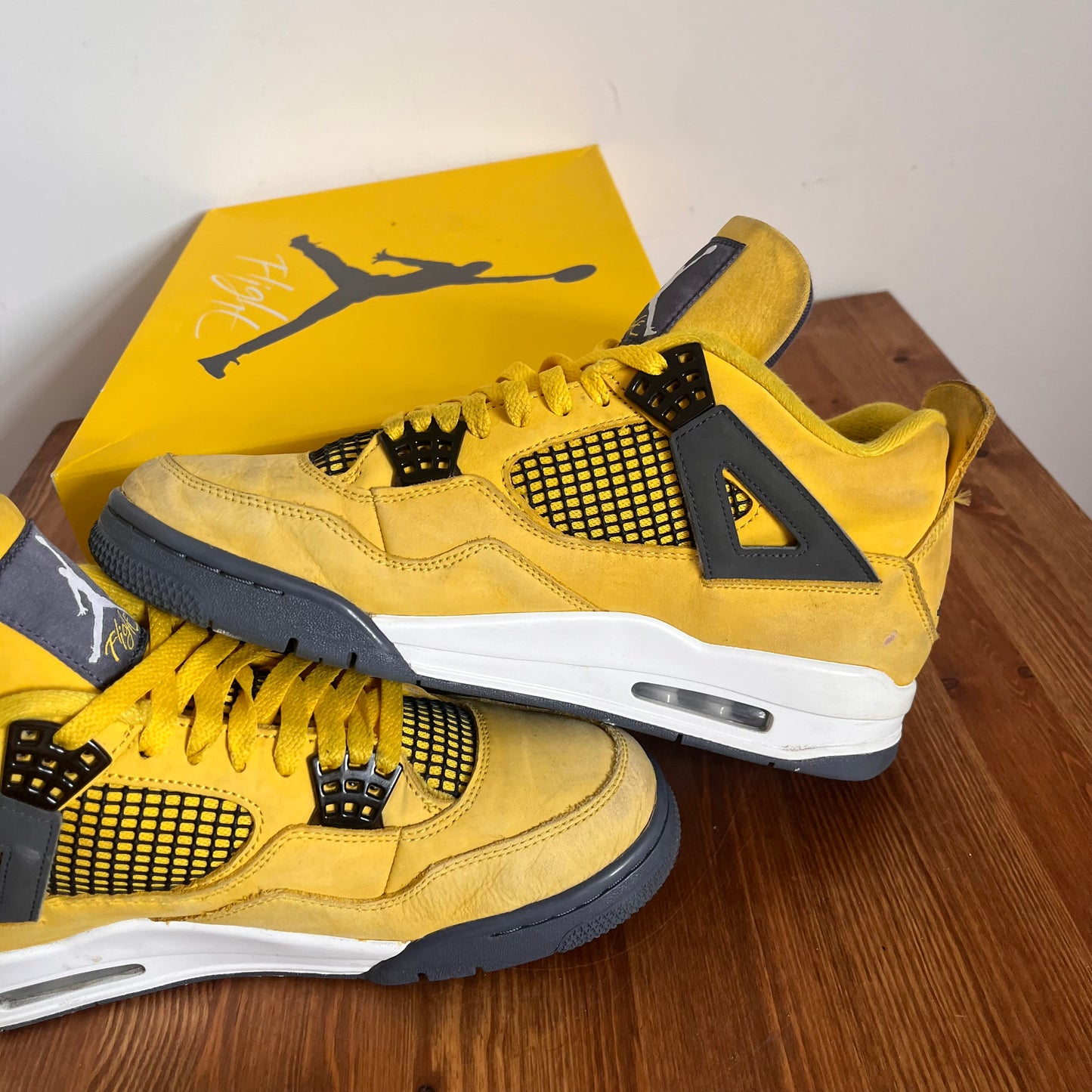 AIR JORDAN 4 LIGHTNING UK9 (USED)