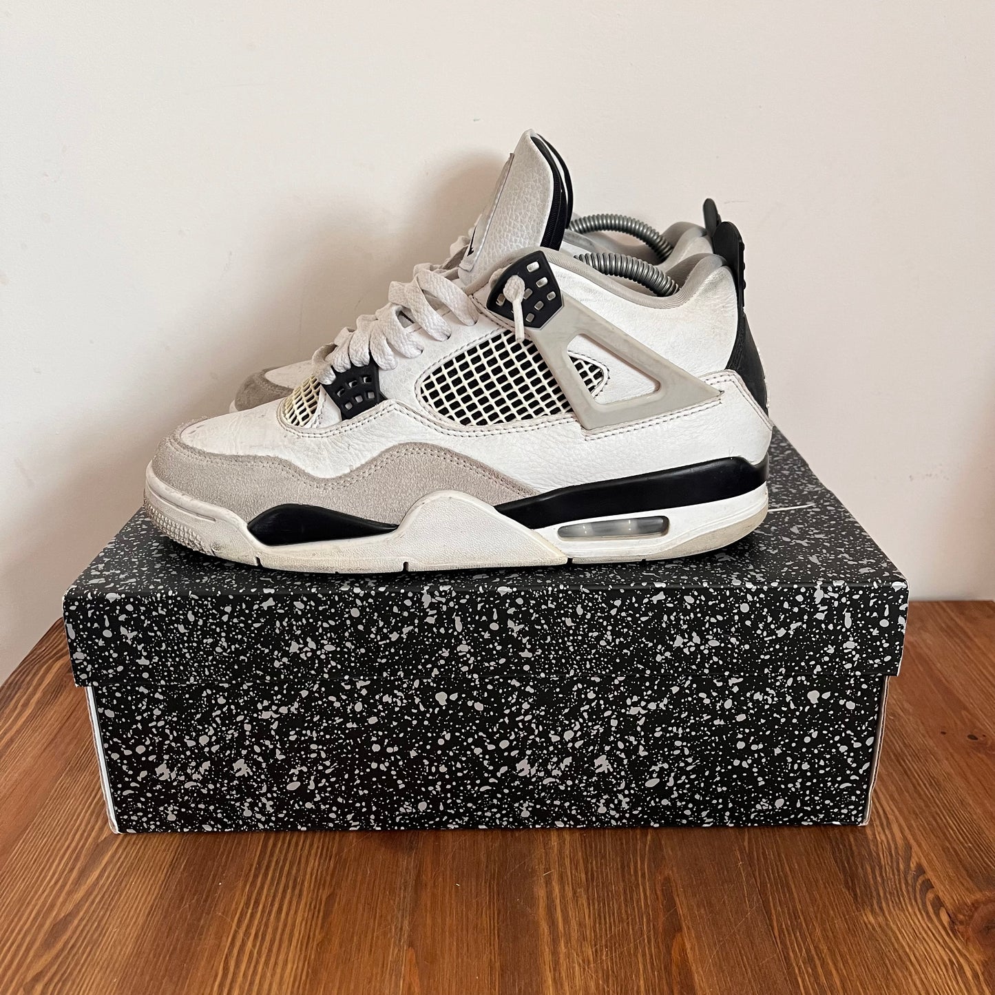 AIR JORDAN 4 MILITARY BLACK UK7 (USED)