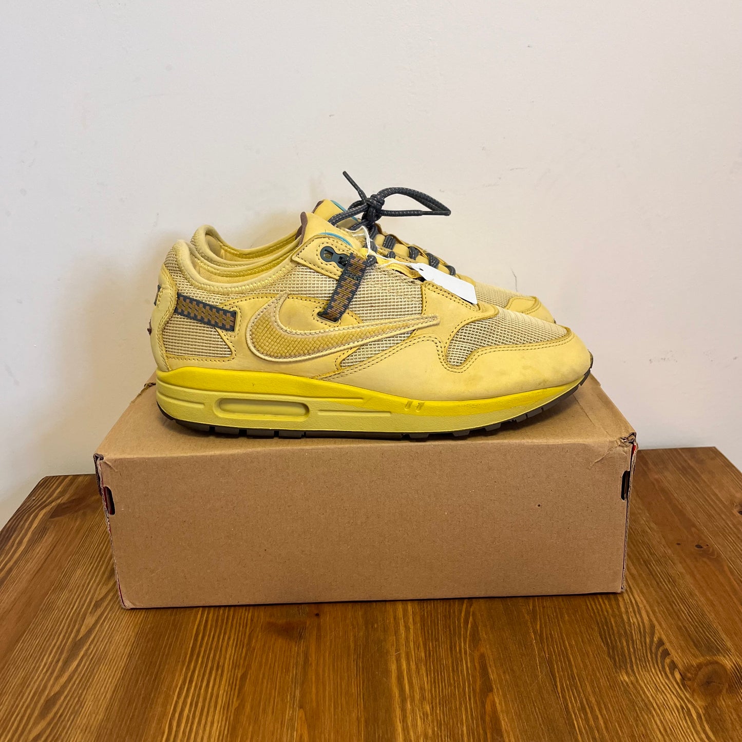 NIKE AIR MAX 1 TRAVIS SCOTT GOLD UK8 (USED)