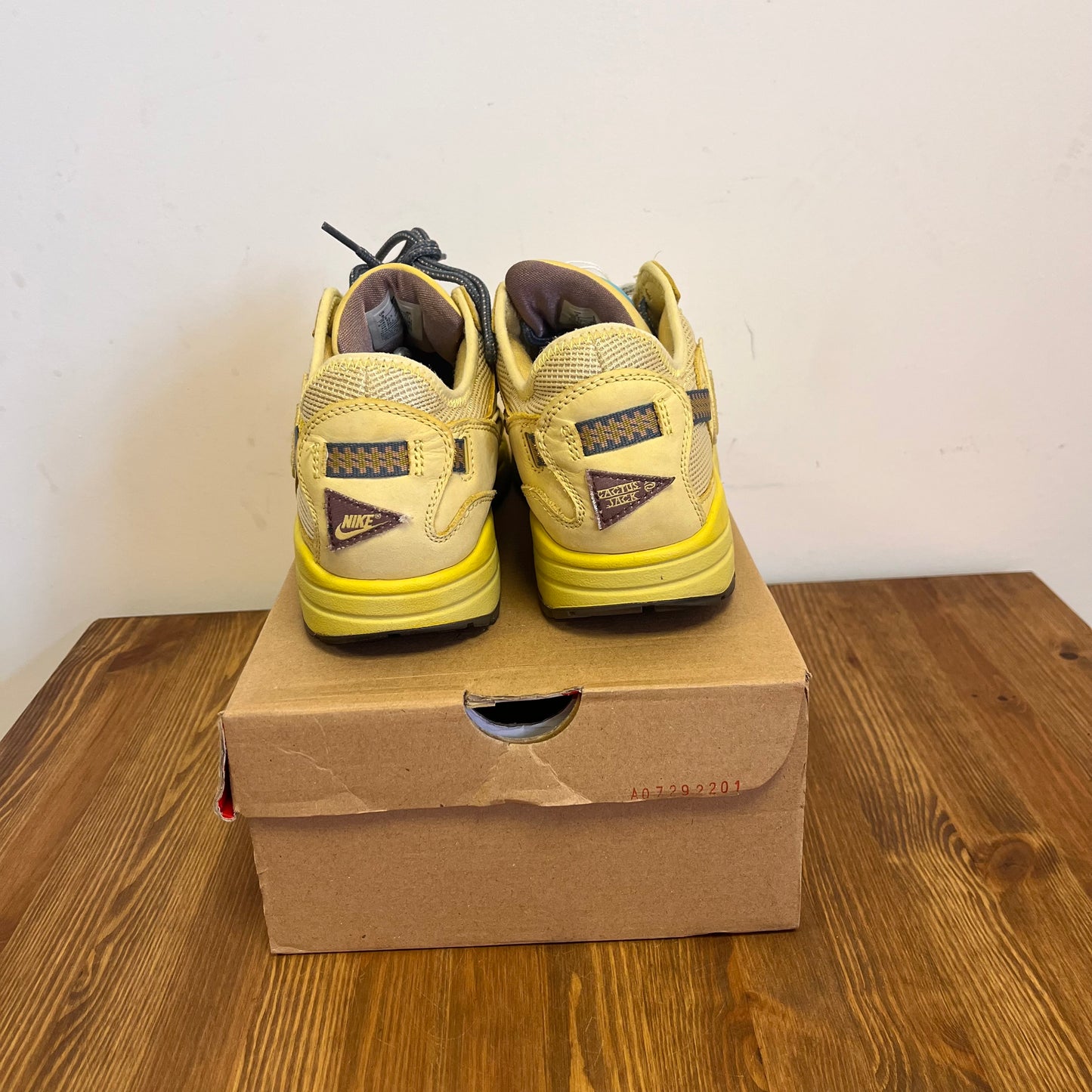 NIKE AIR MAX 1 TRAVIS SCOTT GOLD UK8 (USED)