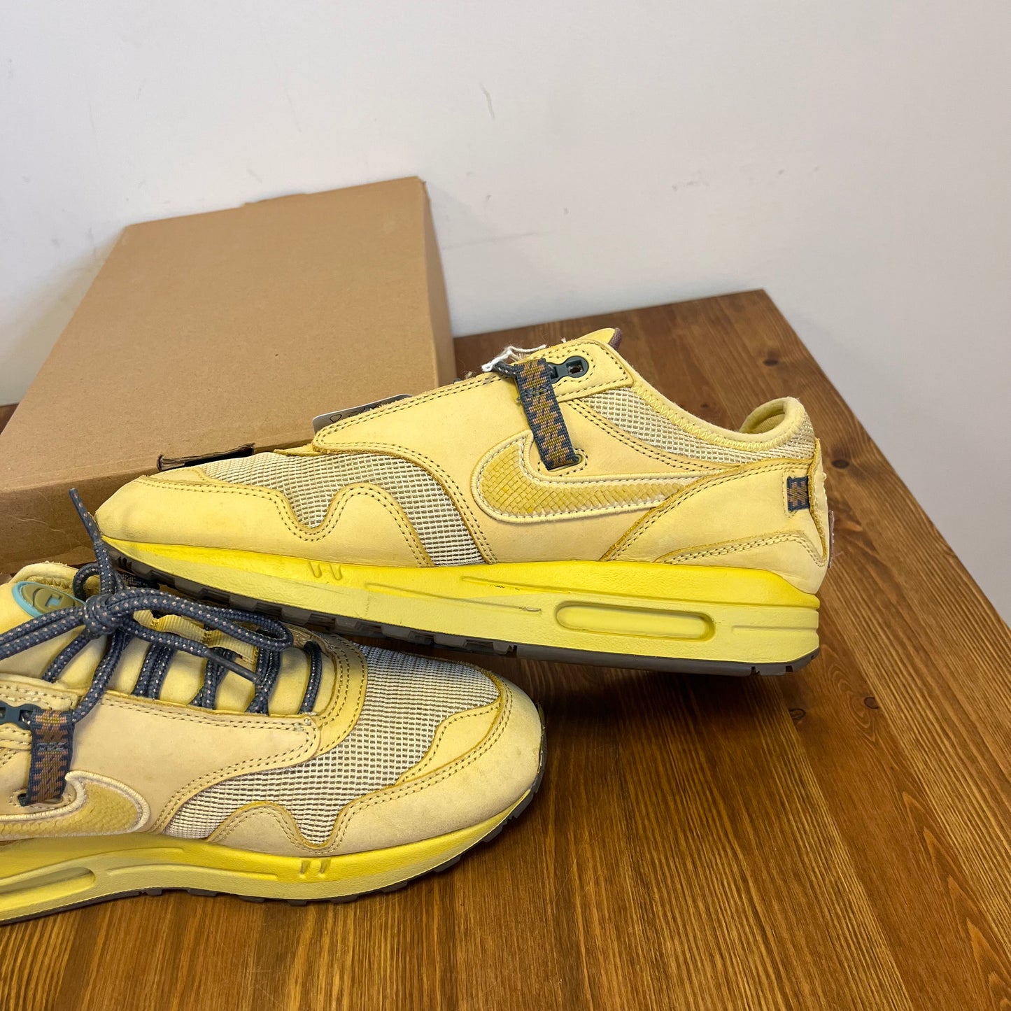 NIKE AIR MAX 1 TRAVIS SCOTT GOLD UK8 (USED)