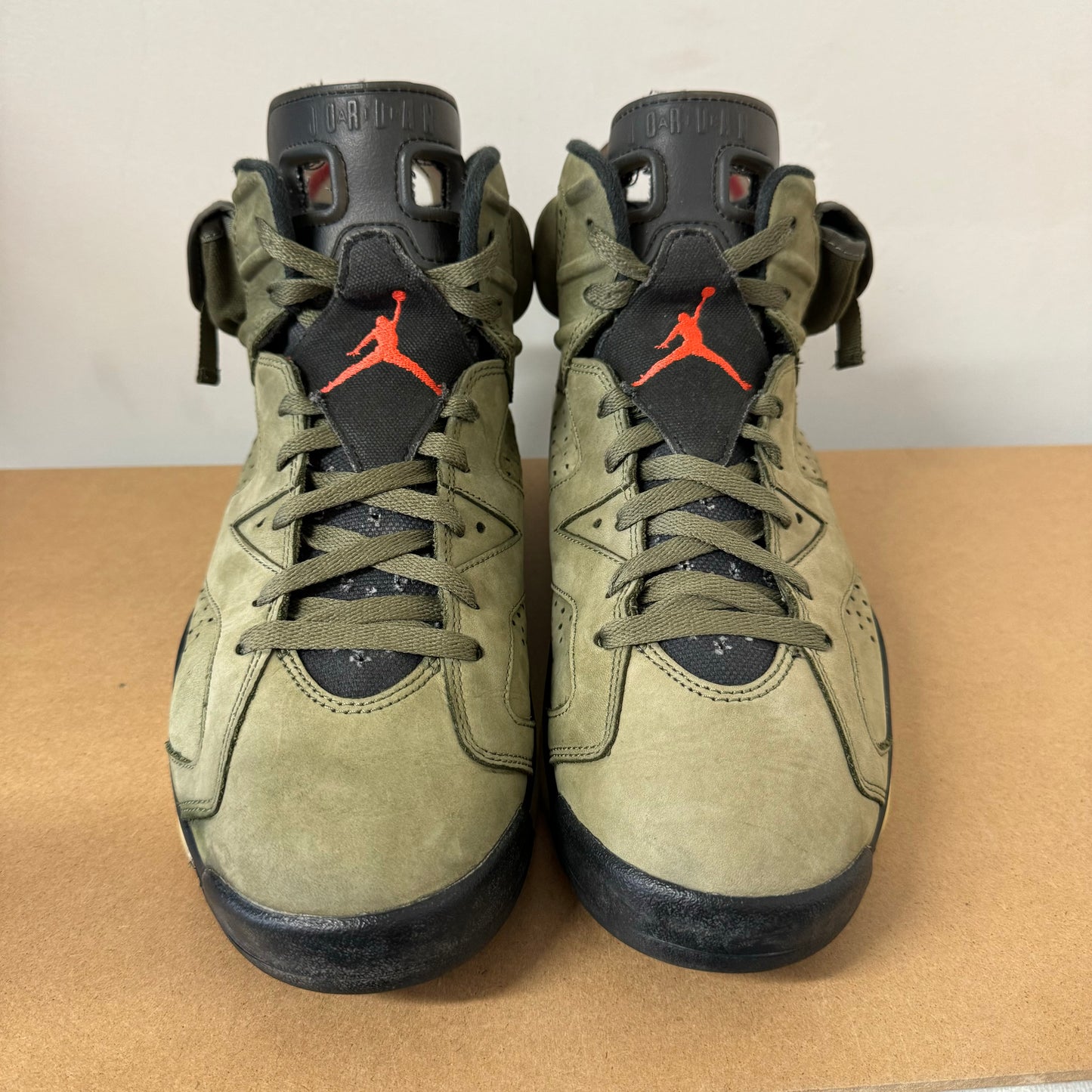 AIR JORDAN 6 TRAVIS SCOTT OLIVE UK9 (USED)