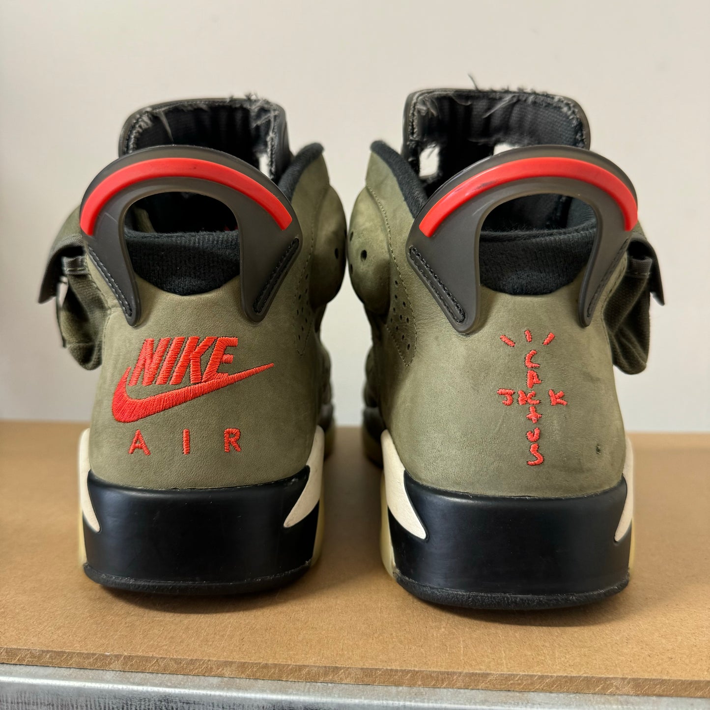 AIR JORDAN 6 TRAVIS SCOTT OLIVE UK9 (USED)