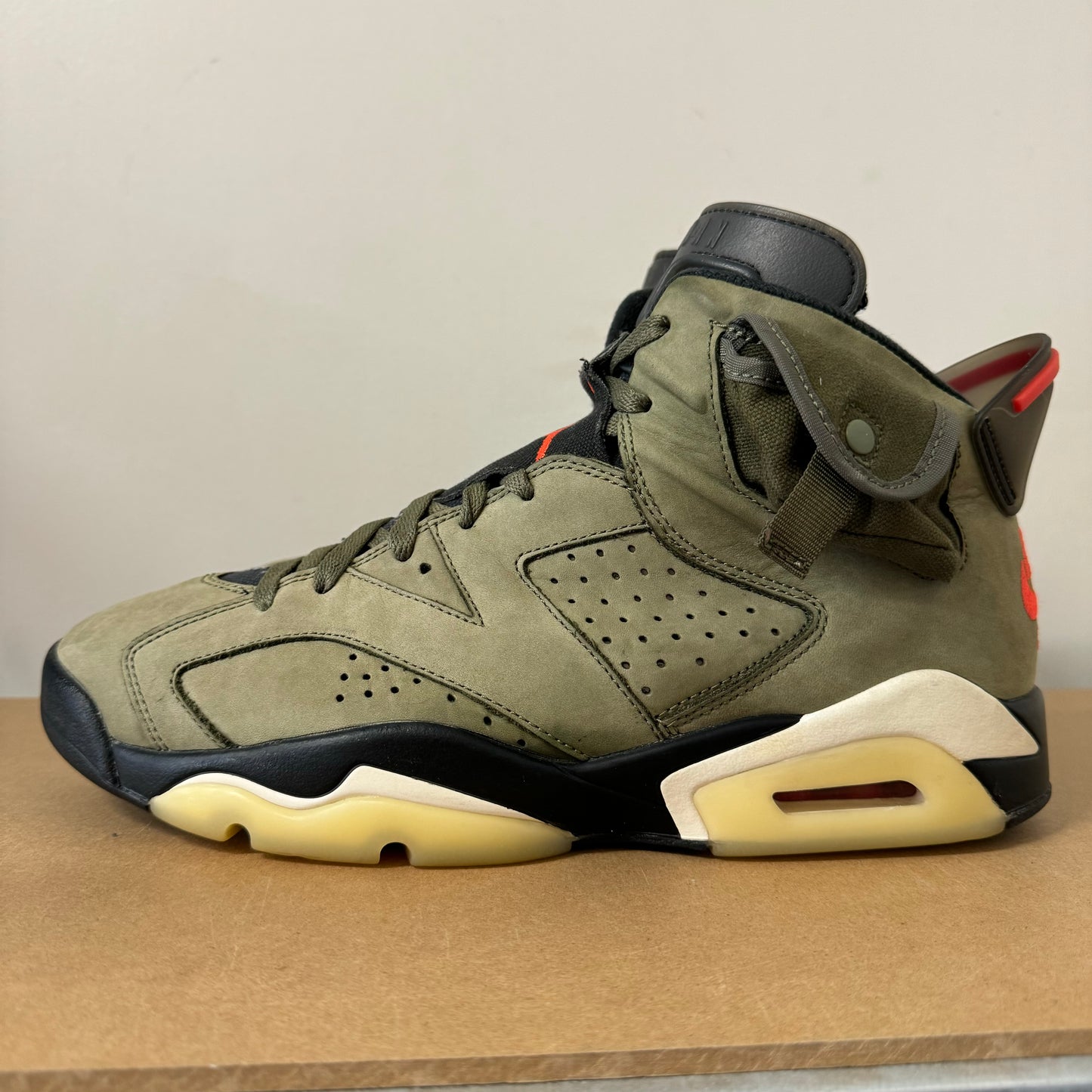 AIR JORDAN 6 TRAVIS SCOTT OLIVE UK9 (USED)