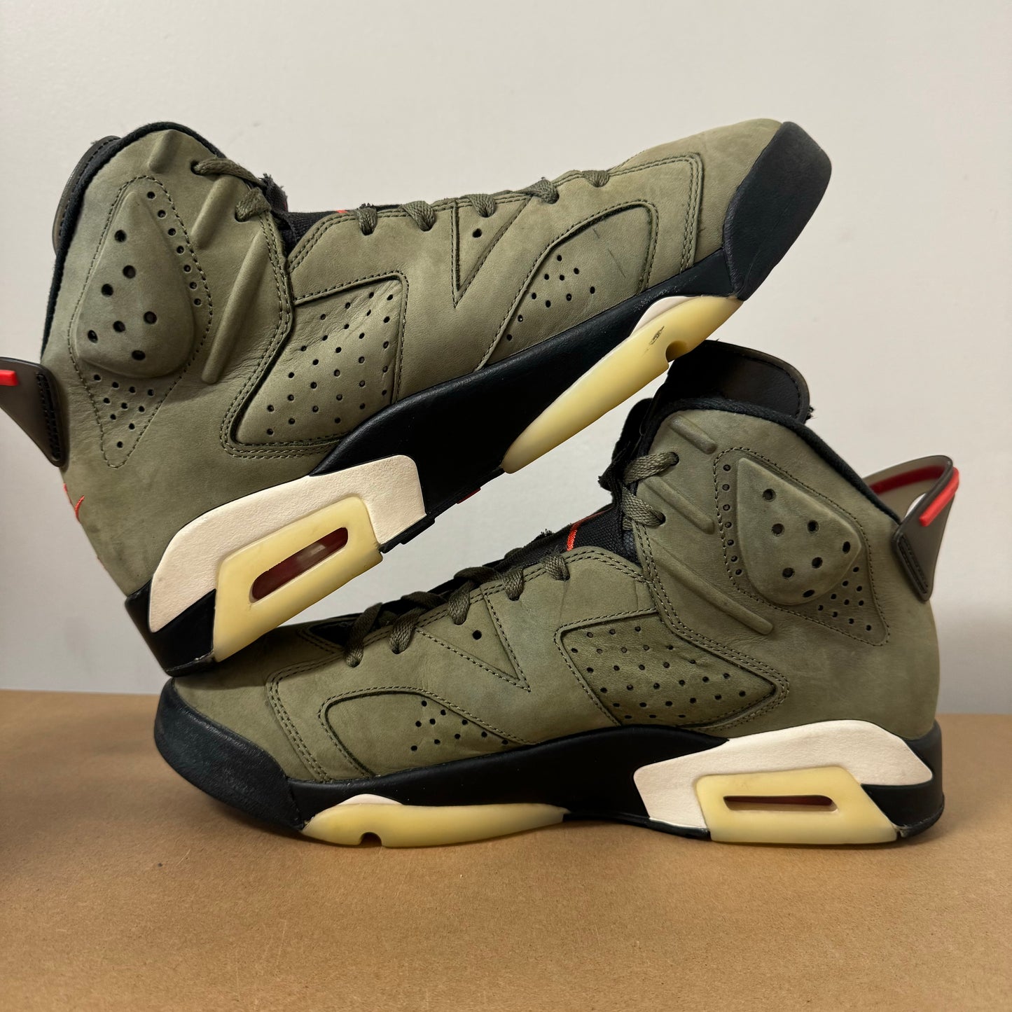 AIR JORDAN 6 TRAVIS SCOTT OLIVE UK9 (USED)