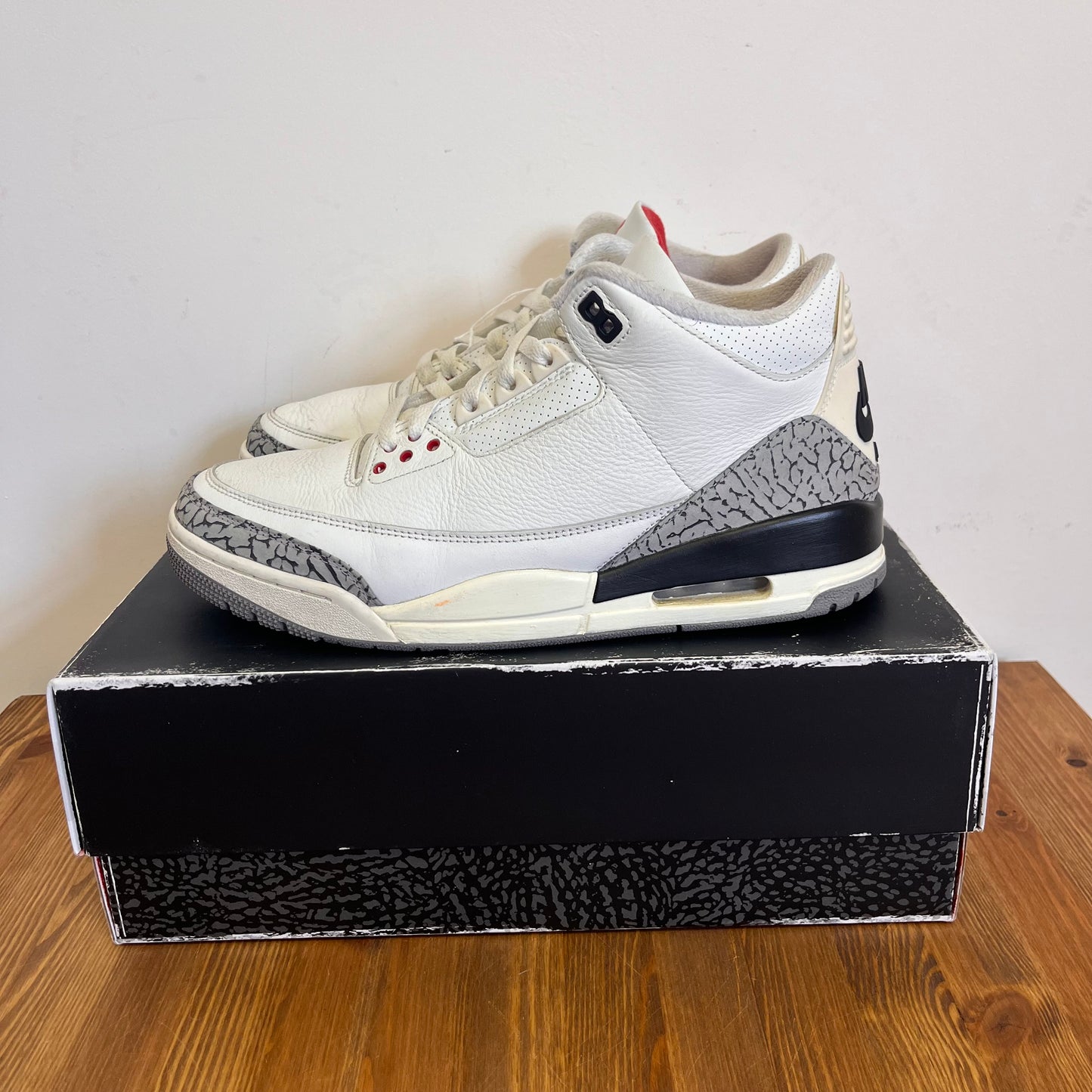 AIR JORDAN 3 REIMAGINED UK9 (USED)