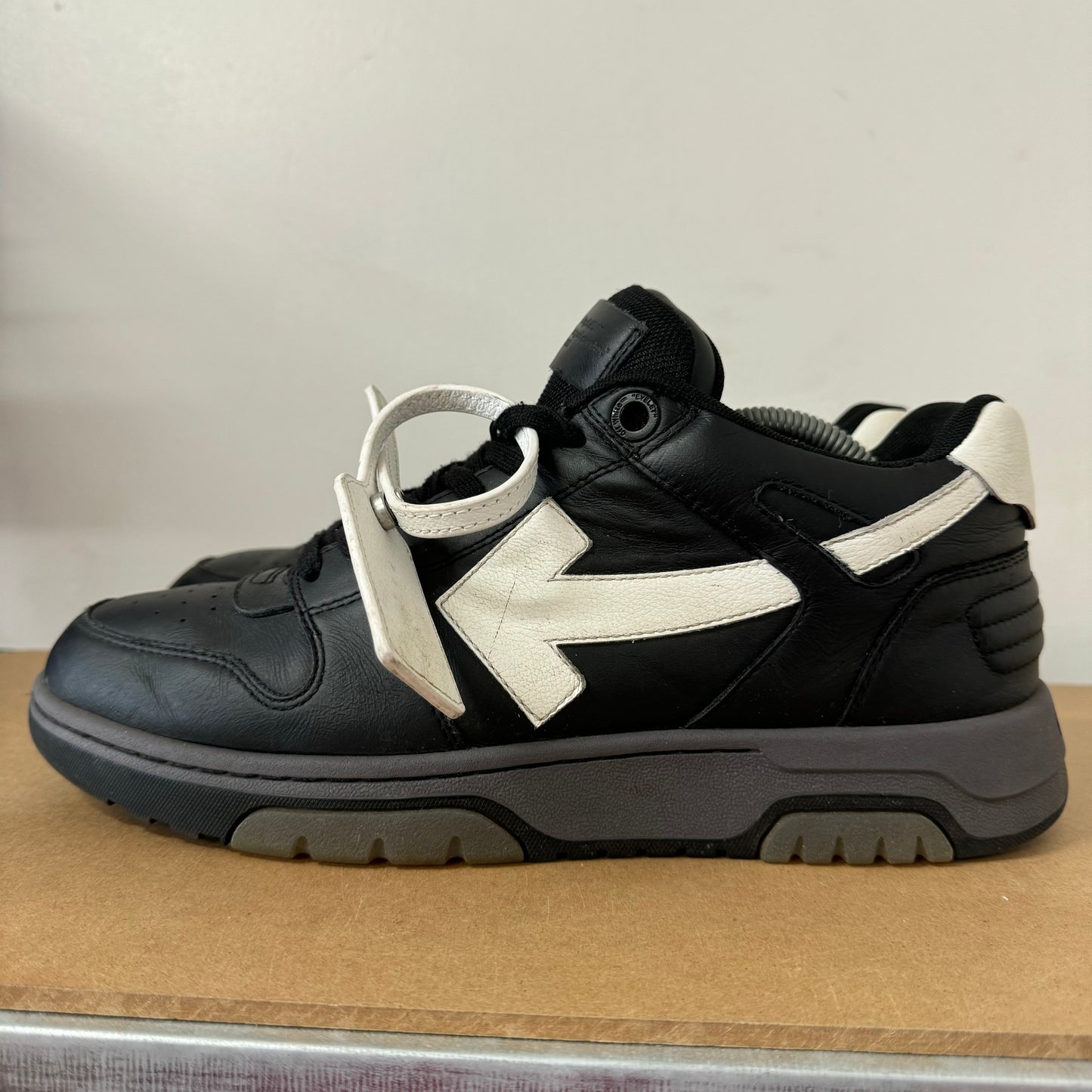 OFF-WHITE OUT OF OFFICE BLACK UK9 (USED)