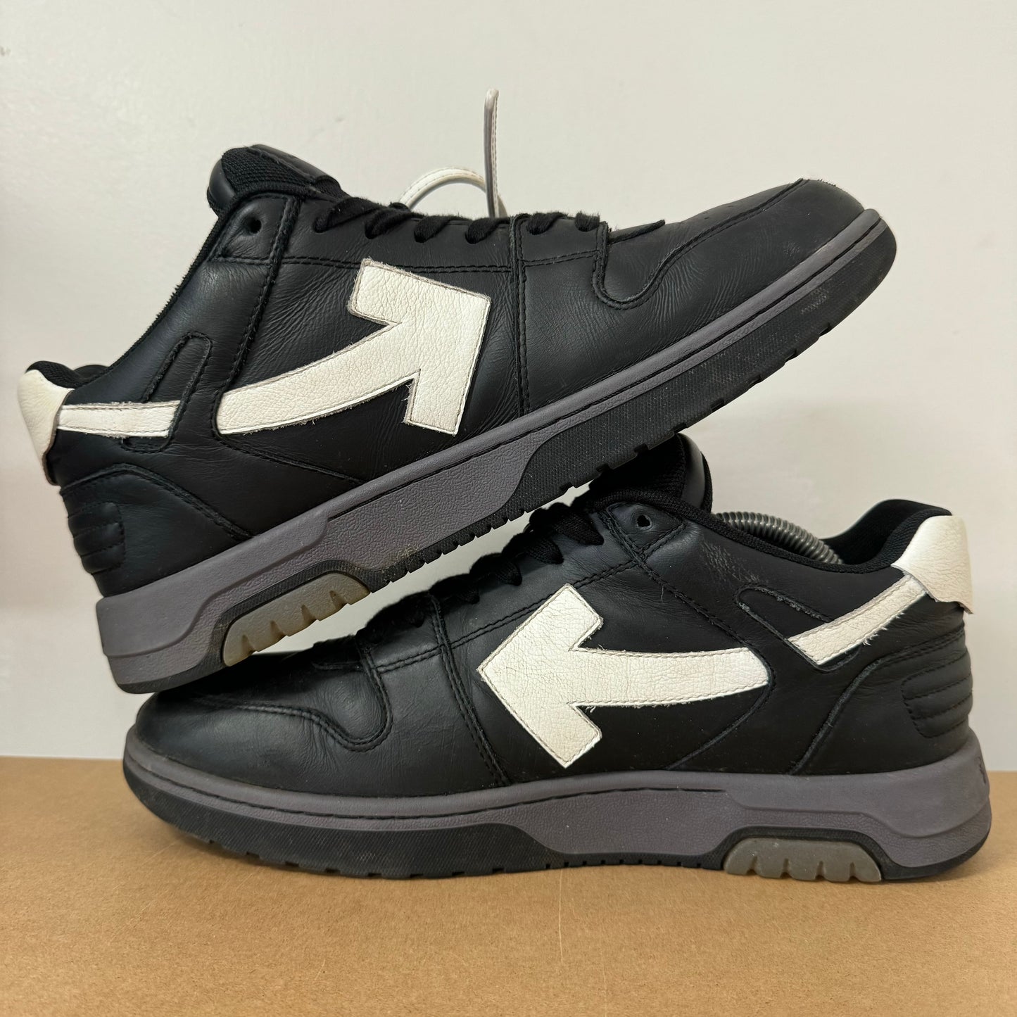 OFF-WHITE OUT OF OFFICE BLACK UK9 (USED)