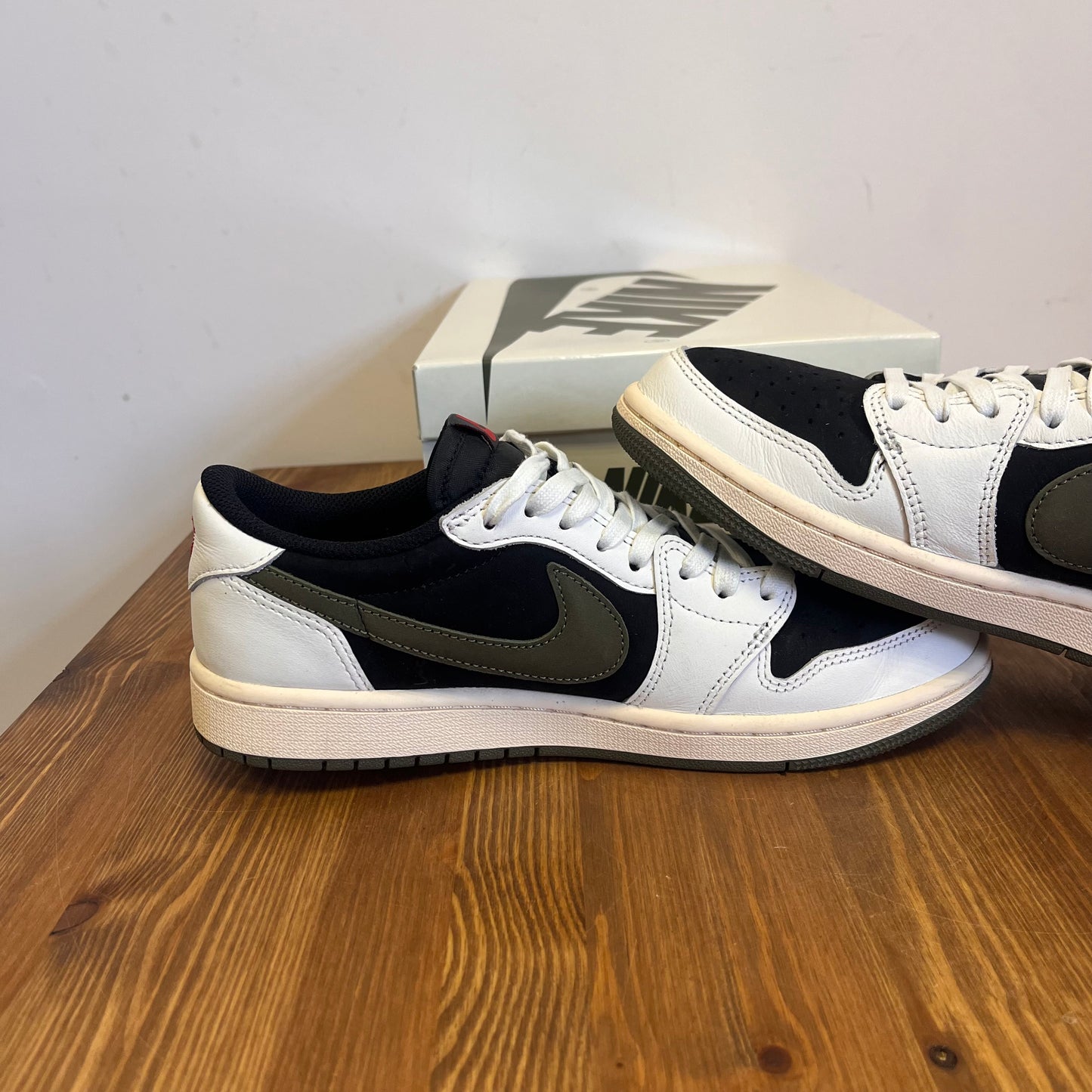 AIR JORDAN 1 LOW TRAVIS SCOTT OLIVE (W) UK6 (USED)