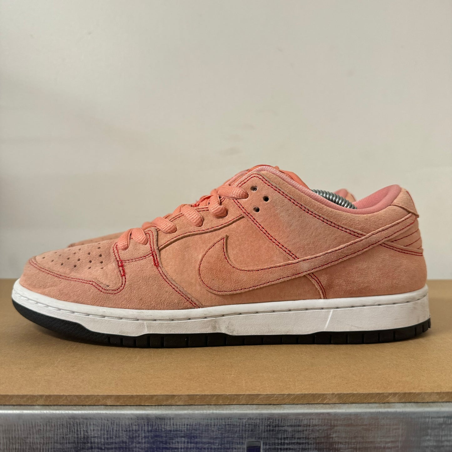 NIKE DUNK LOW SB PINK PIGS UK8.5 (USED)