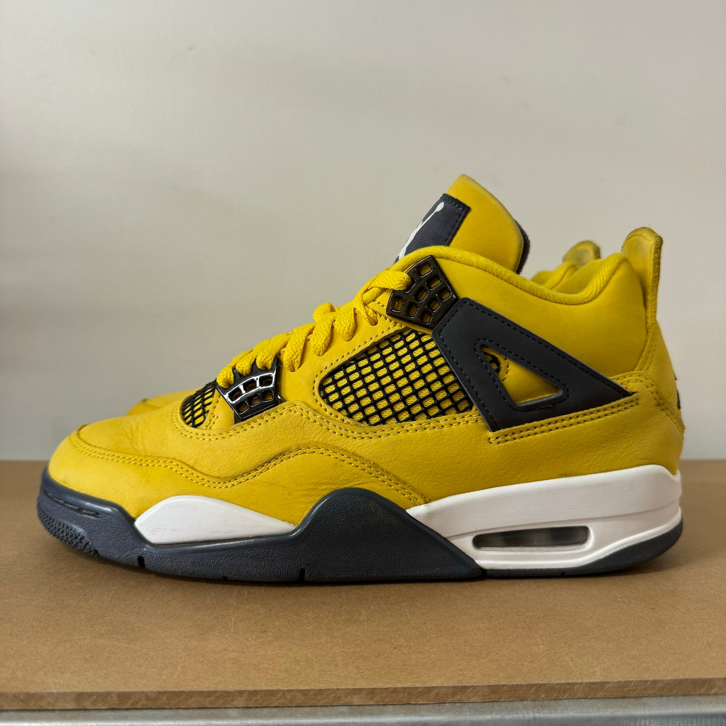 AIR JORDAN 4 LIGHTNING UK7 (USED)