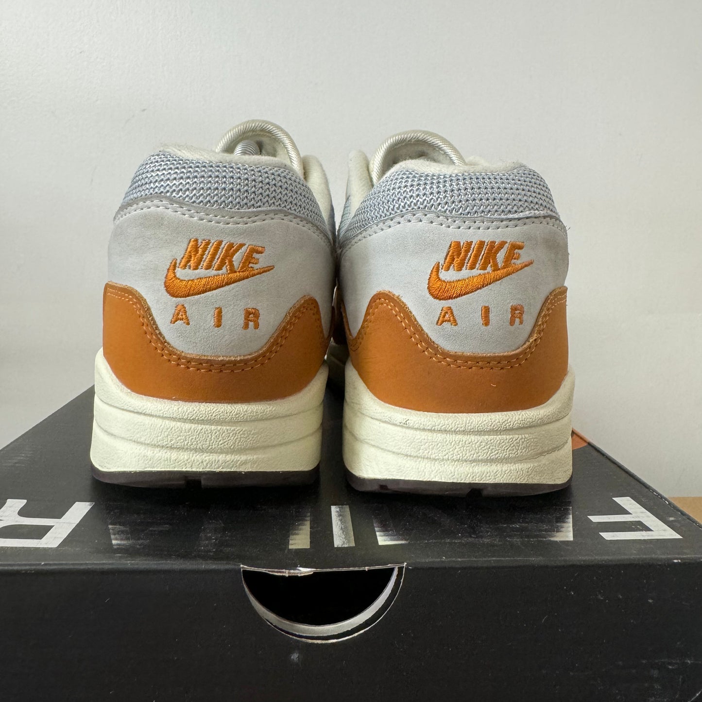 NIKE AIR MAX 1 PATTA MONARCH UK9 (USED)