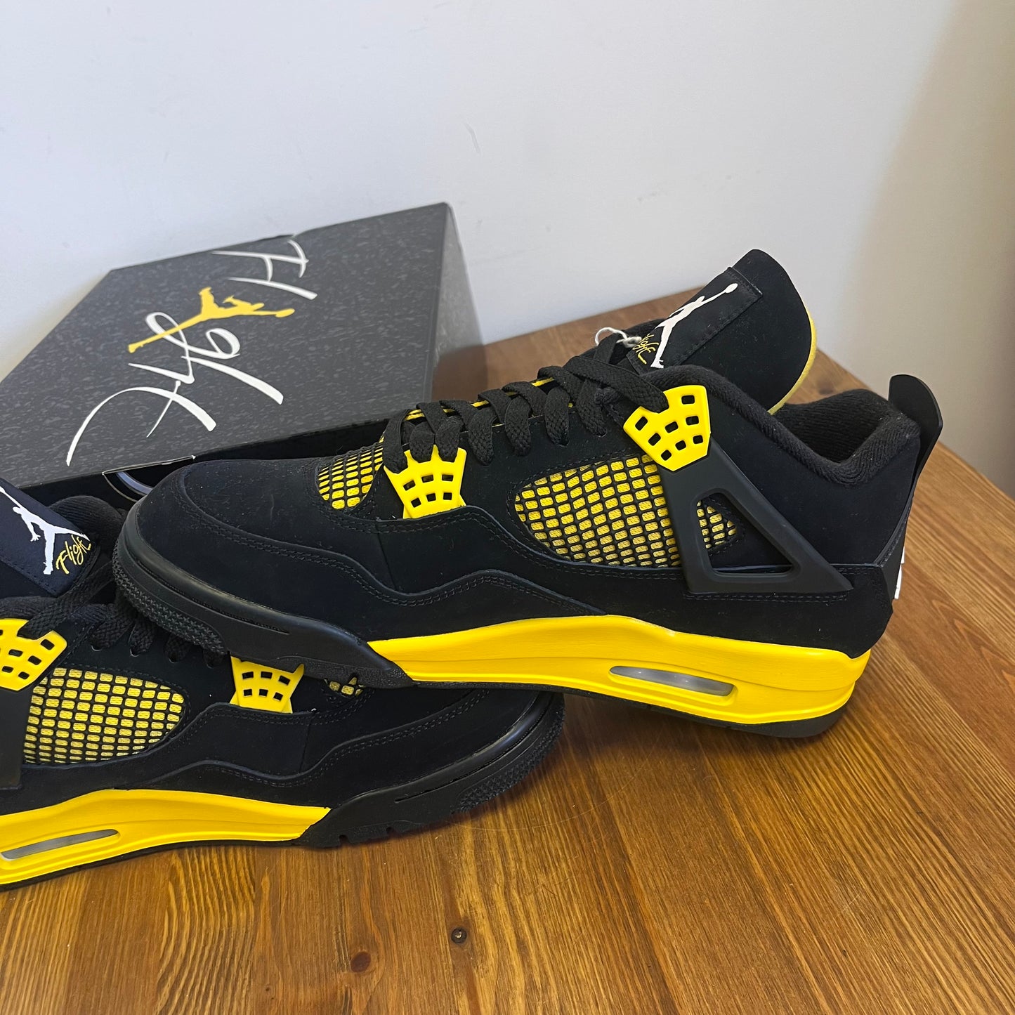 AIR JORDAN 4 YELLOW THUNDER UK9 (NEW)