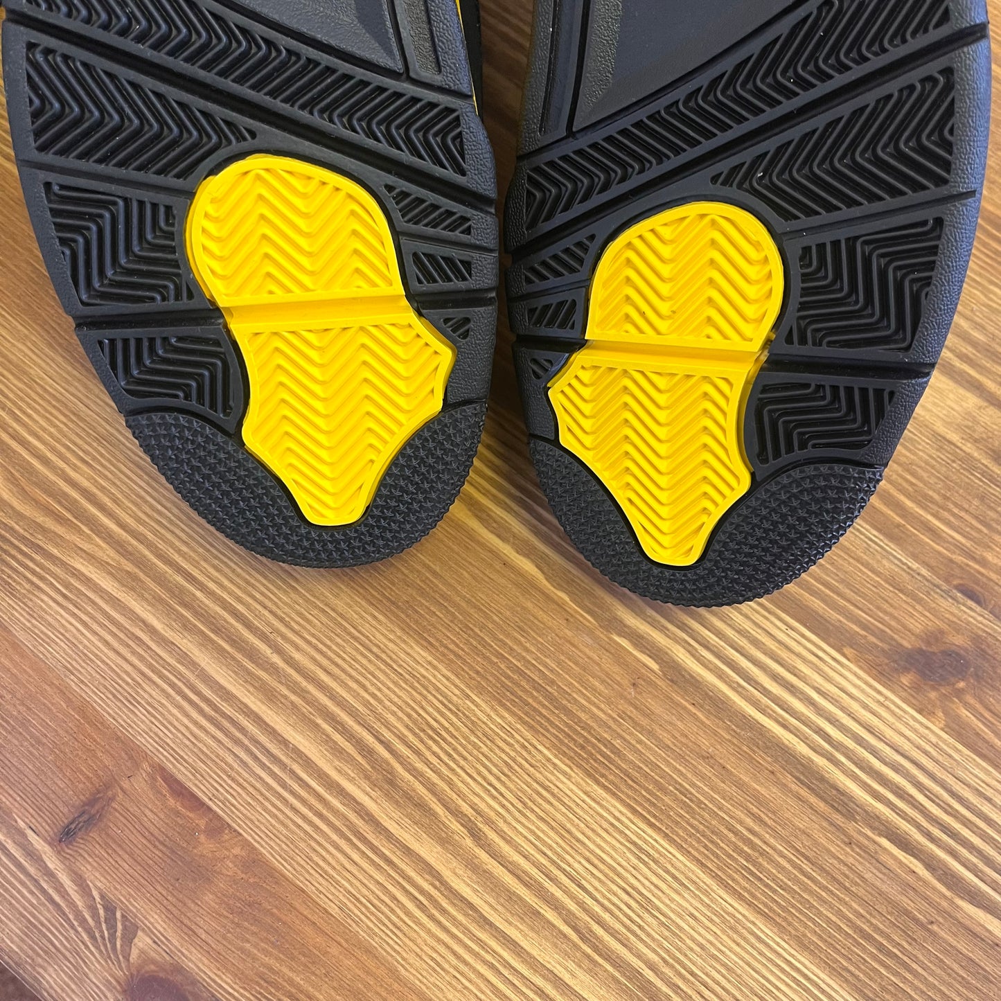 AIR JORDAN 4 YELLOW THUNDER UK9 (NEW)