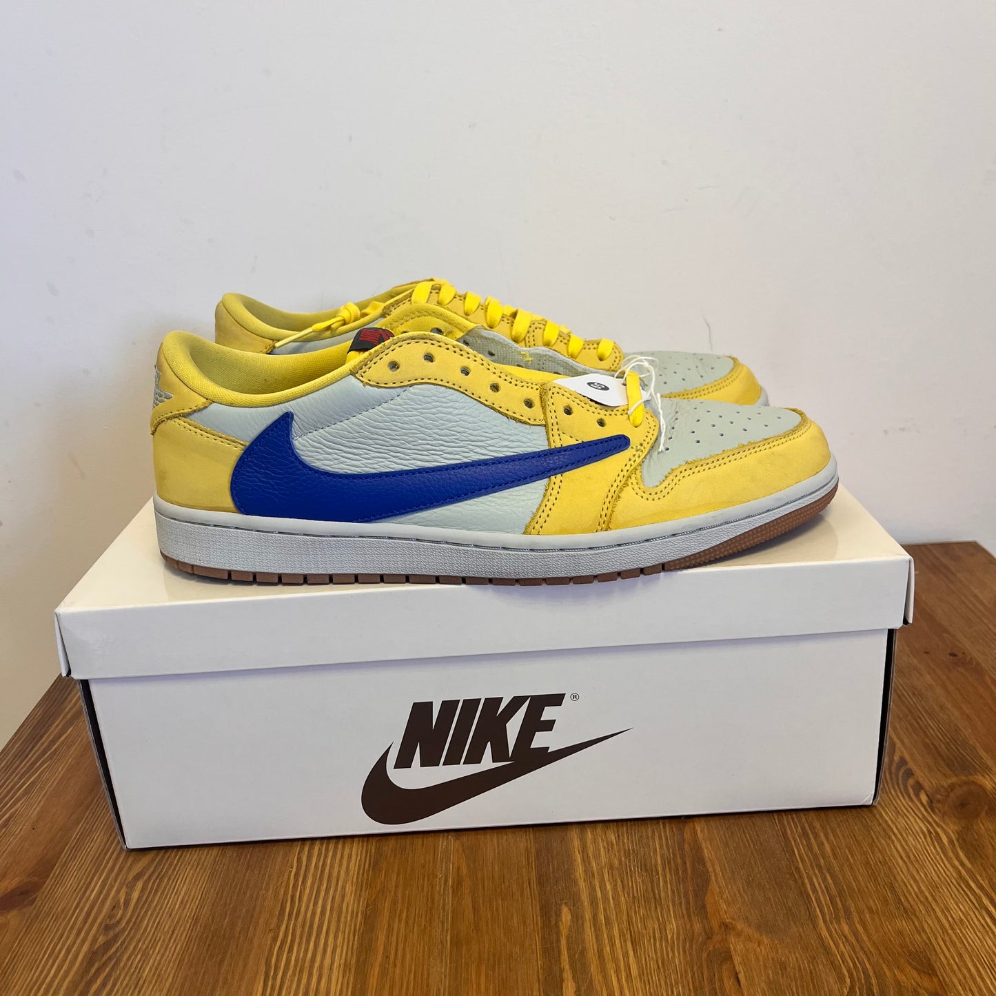 AIR JORDAN 1 LOW TRAVIS SCOTT CANARY (W) UK10 (USED)