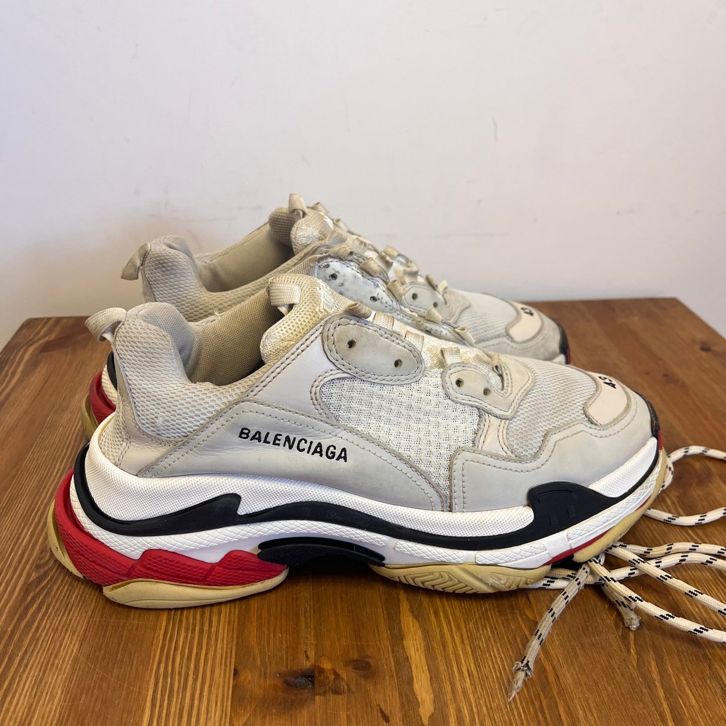 BALENCIAGA TRIPLE S WHITE BLACK RED UK9 (USED)