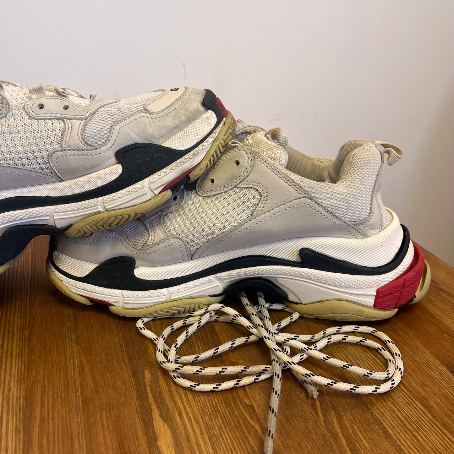 BALENCIAGA TRIPLE S WHITE BLACK RED UK9 (USED)