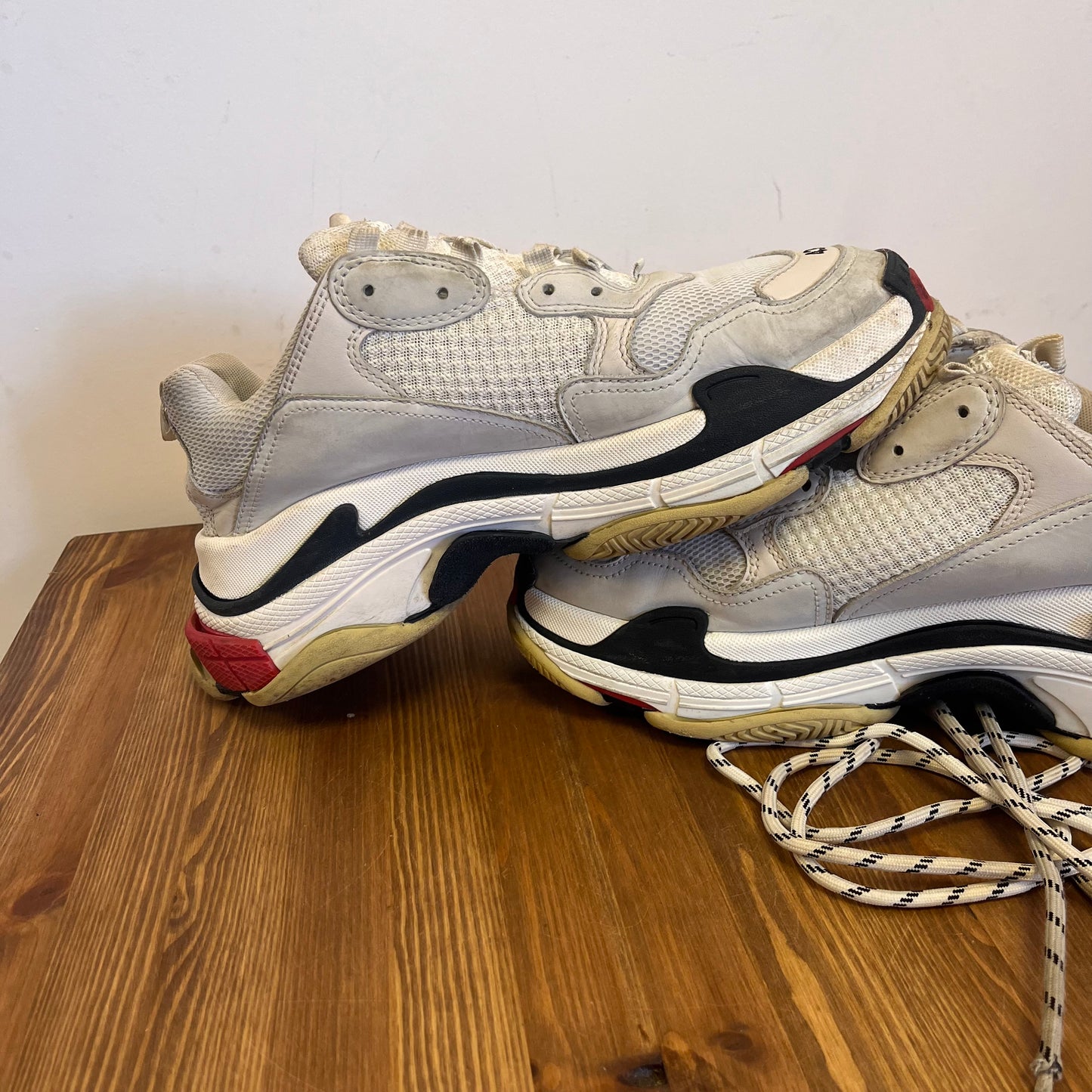 BALENCIAGA TRIPLE S WHITE BLACK RED UK9 (USED)