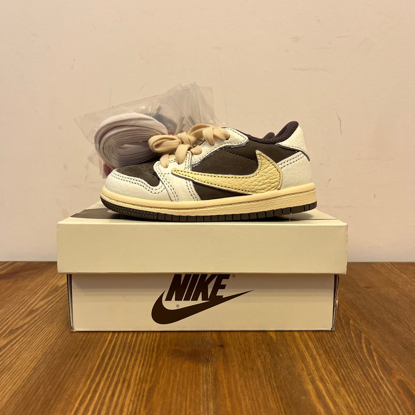 AIR JORDAN 1 LOW TRAVIS SCOTT REVERSE MOCHA (TD) UK 6.5 (NEW)