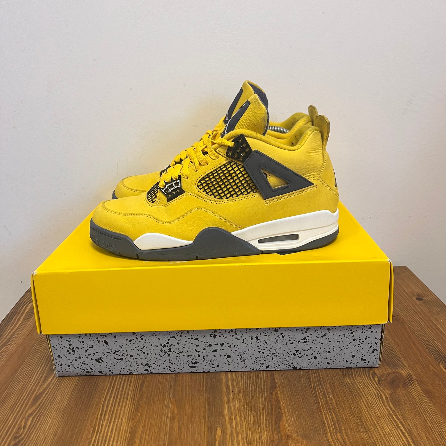 AIR JORDAN 4 LIGHTNING UK8.5 (USED)