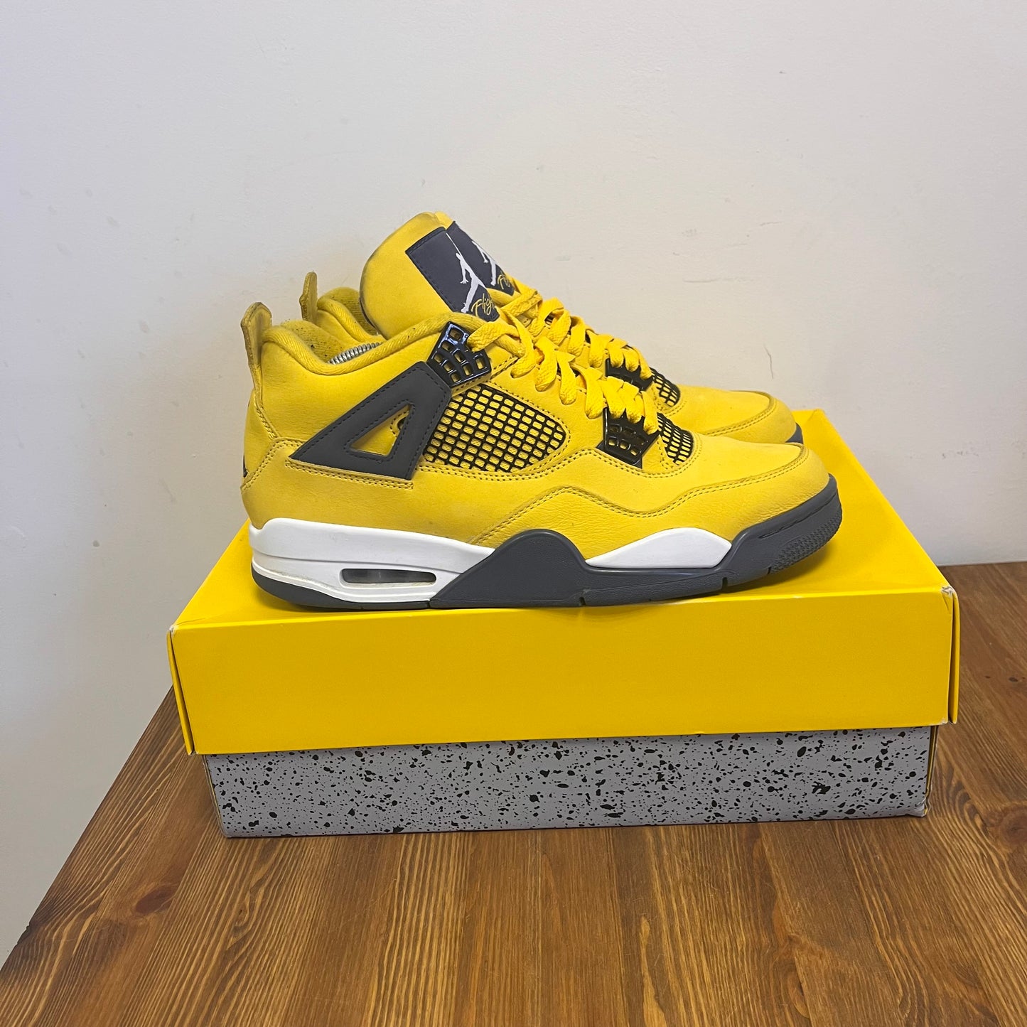 AIR JORDAN 4 LIGHTNING UK8.5 (USED)