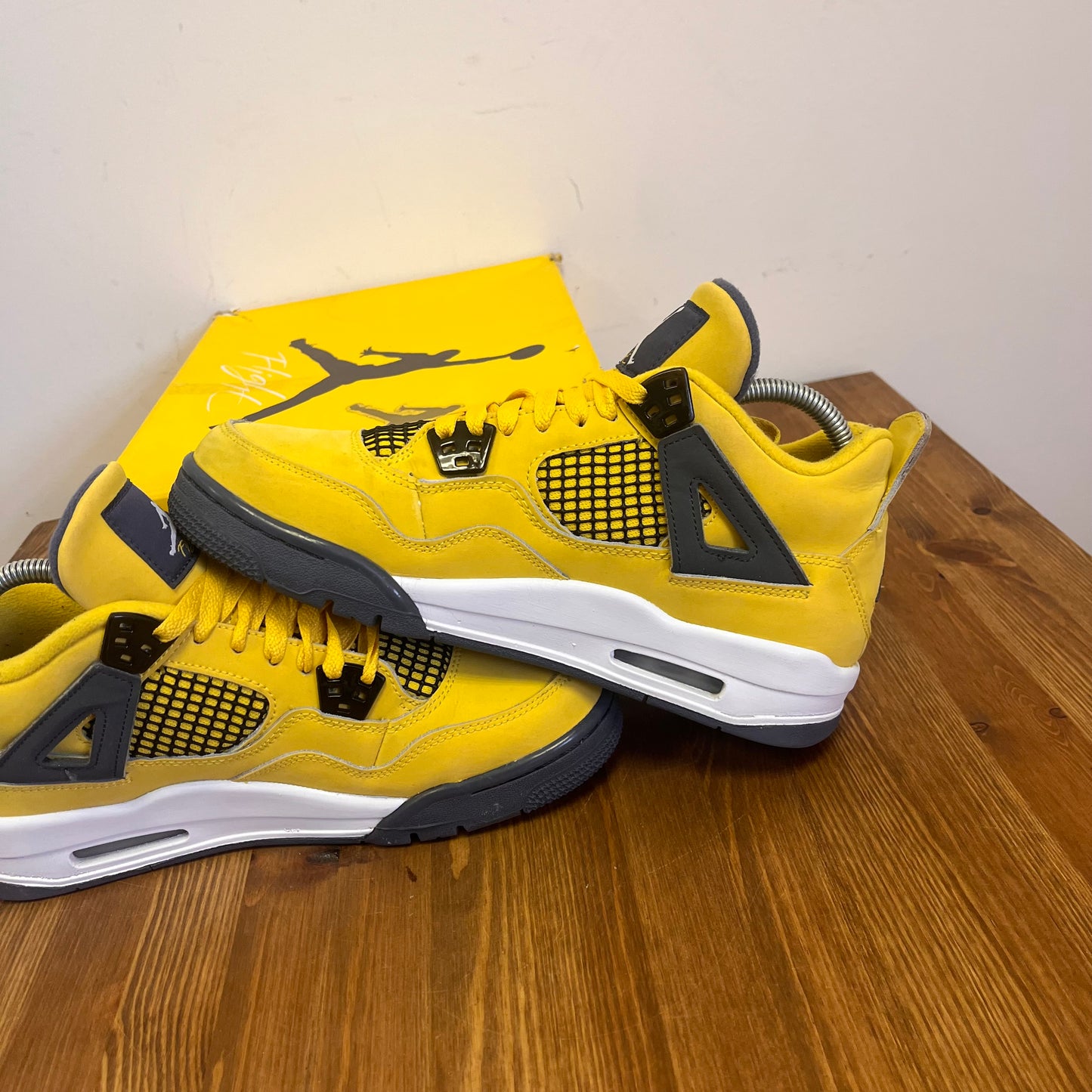 AIR JORDAN 4 LIGHTNING (GS) UK6 (USED)