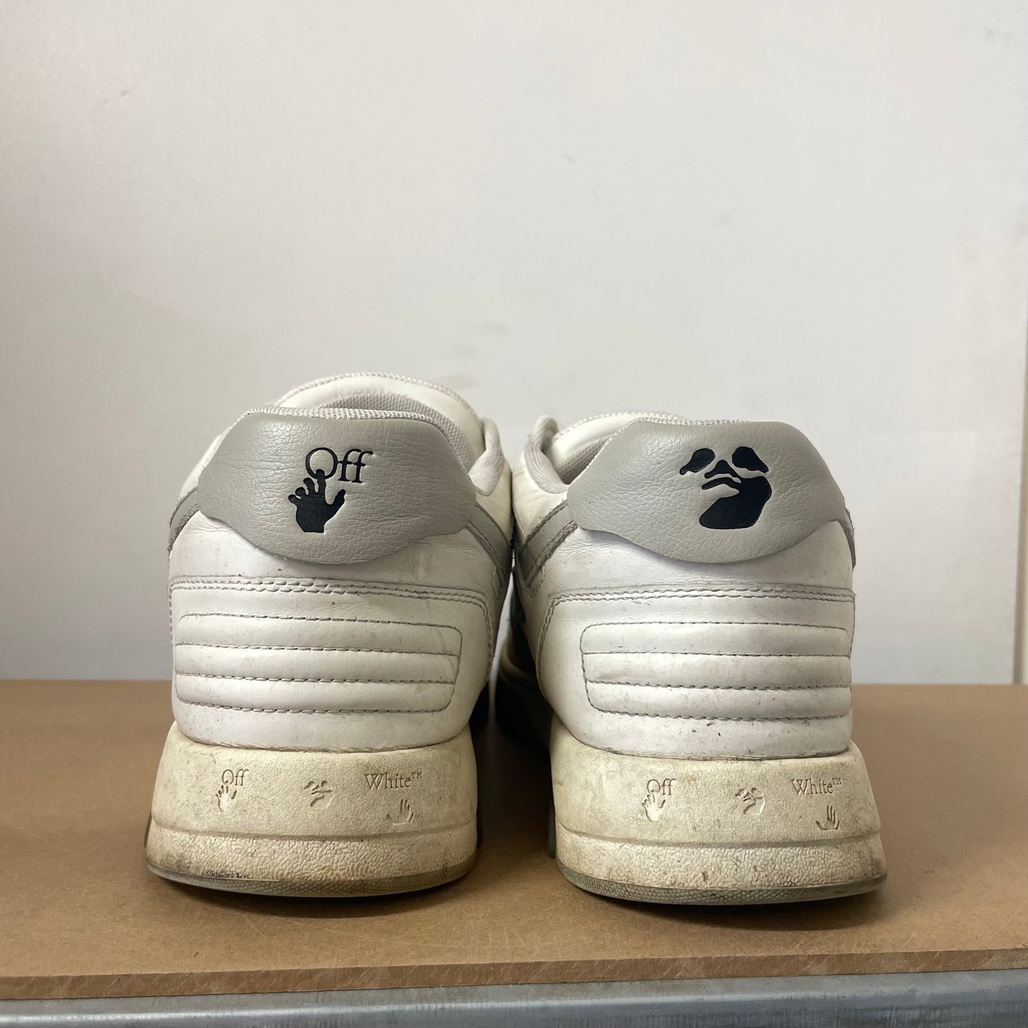 OFF-WHITE OUT OF OFFICE WHITE GREY UK9 (USED)