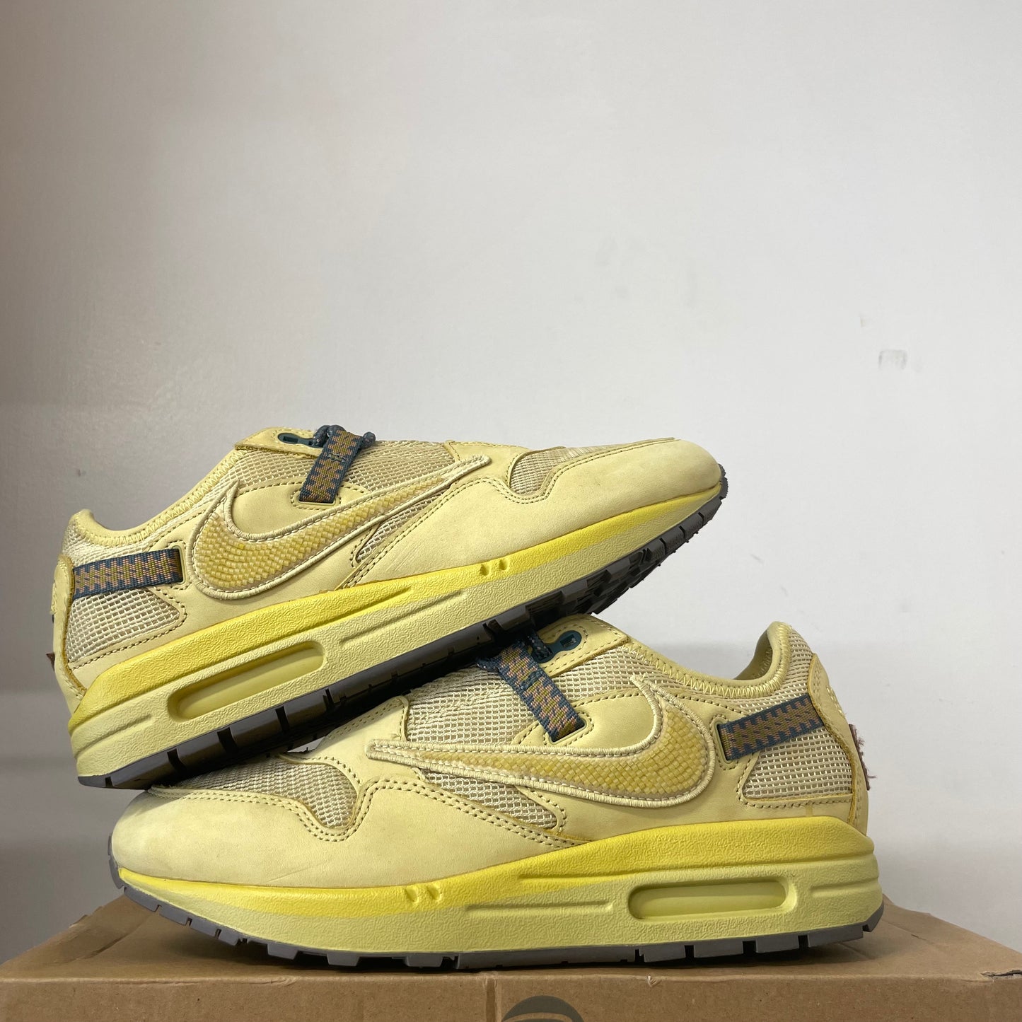 NIKE AIR MAX 1 TRAVIS SCOTT GOLD UK6.5 (USED)