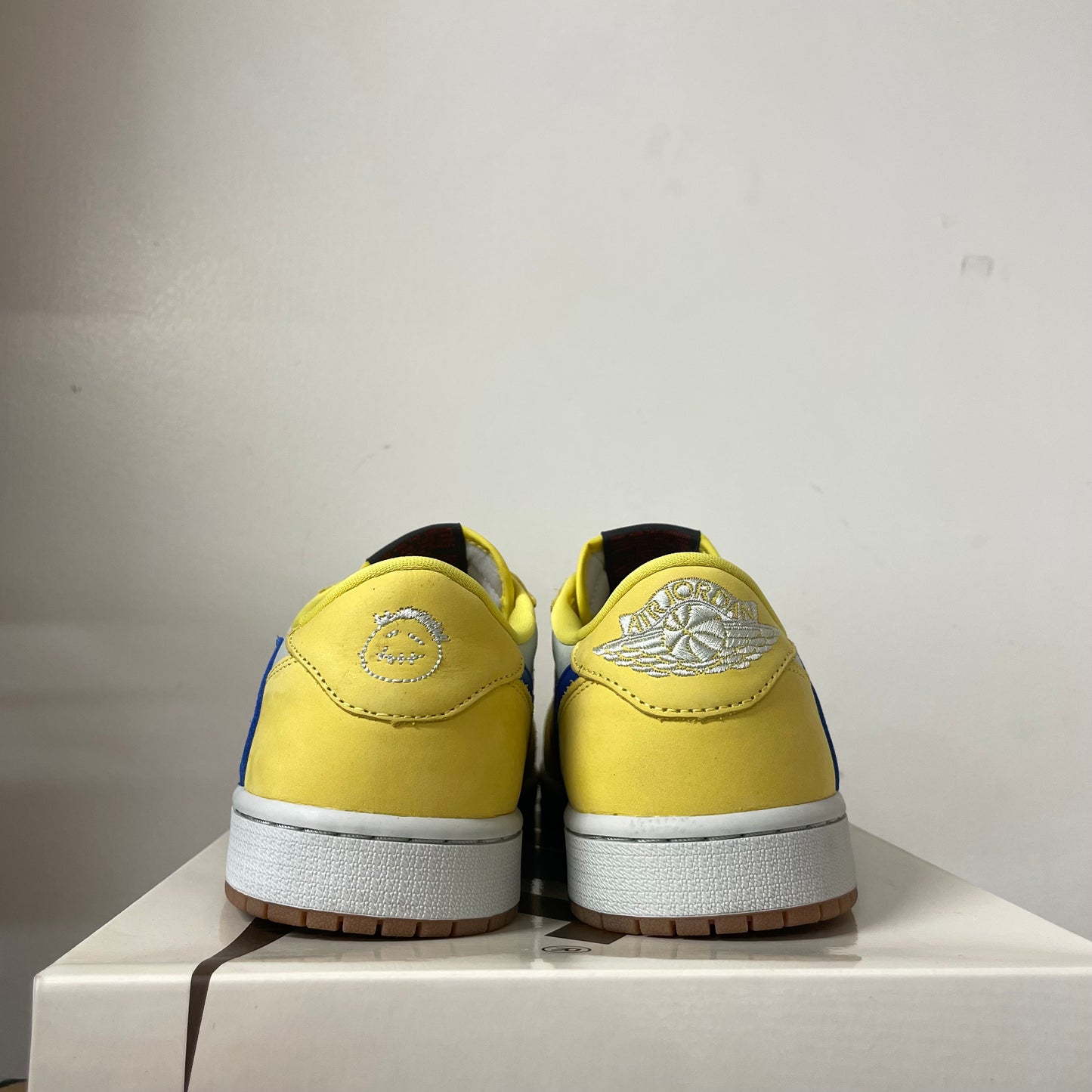 AIR JORDAN 1 LOW TRAVIS SCOTT CANARY (W) UK9 (USED)