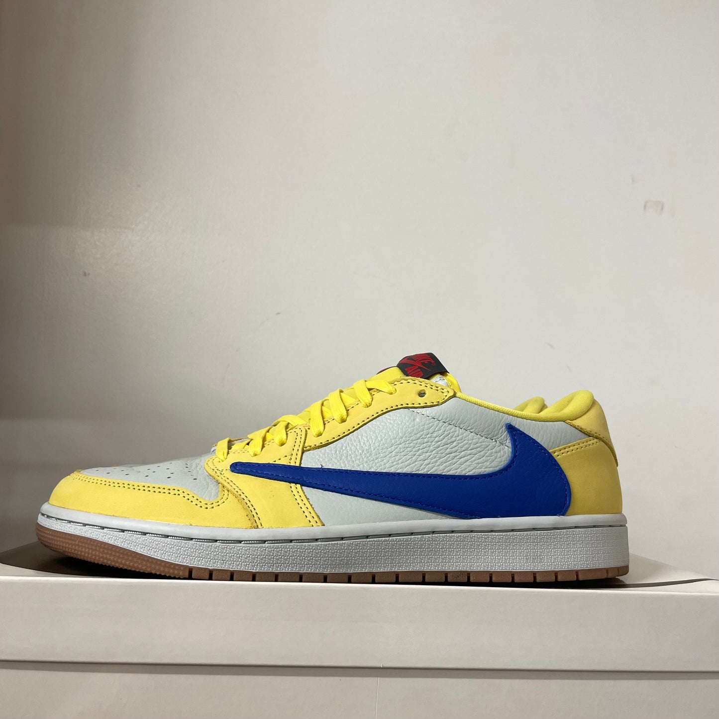 AIR JORDAN 1 LOW TRAVIS SCOTT CANARY (W) UK9 (USED)