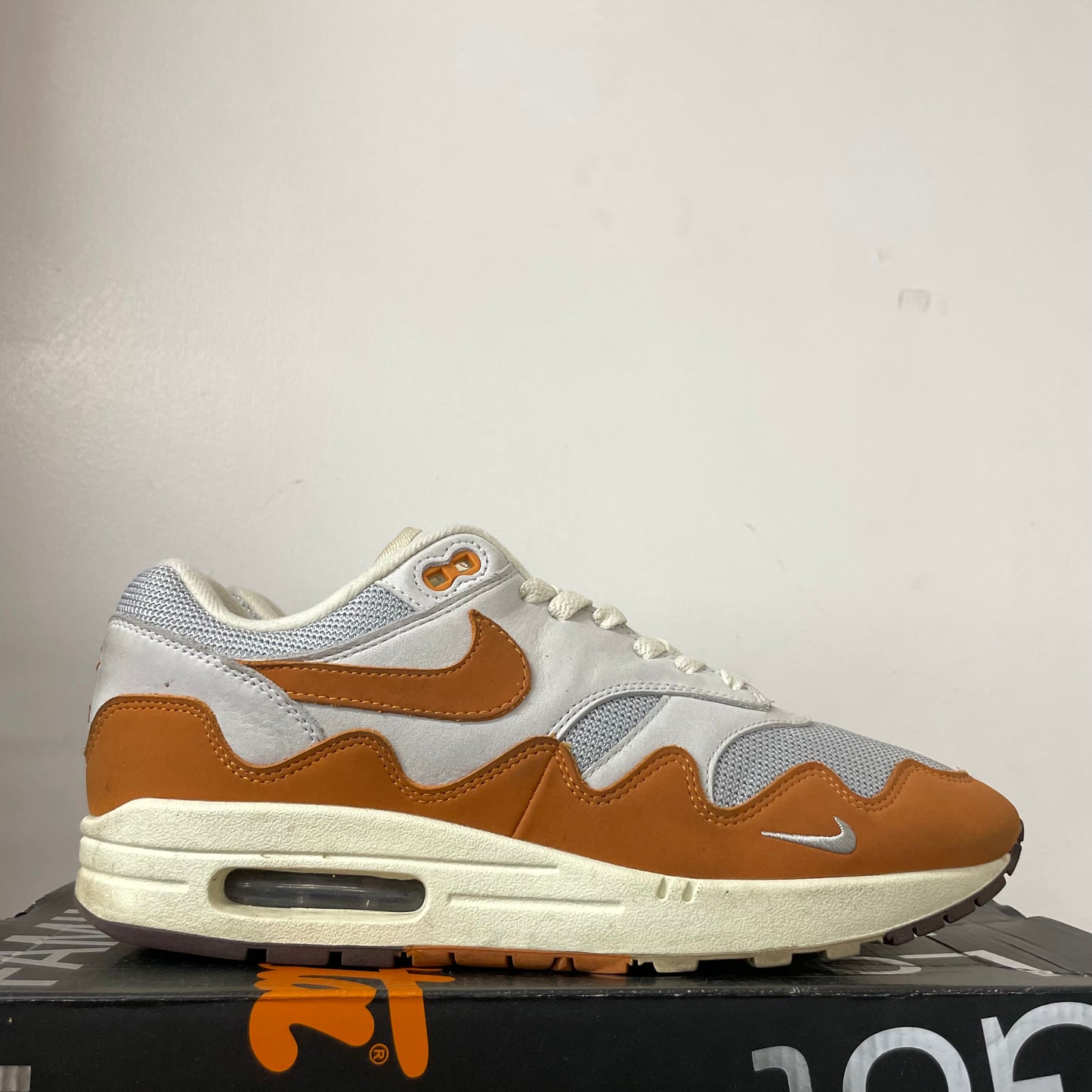 NIKE AIR MAX 1 PATTA MONARCH UK9 (USED)