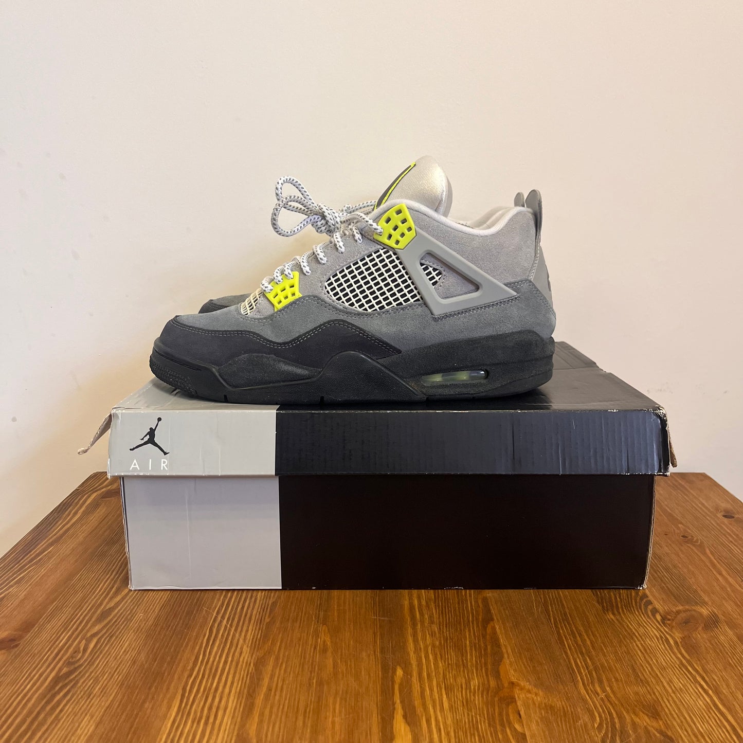 AIR JORDAN 4 NEON 95 UK9 (USED)