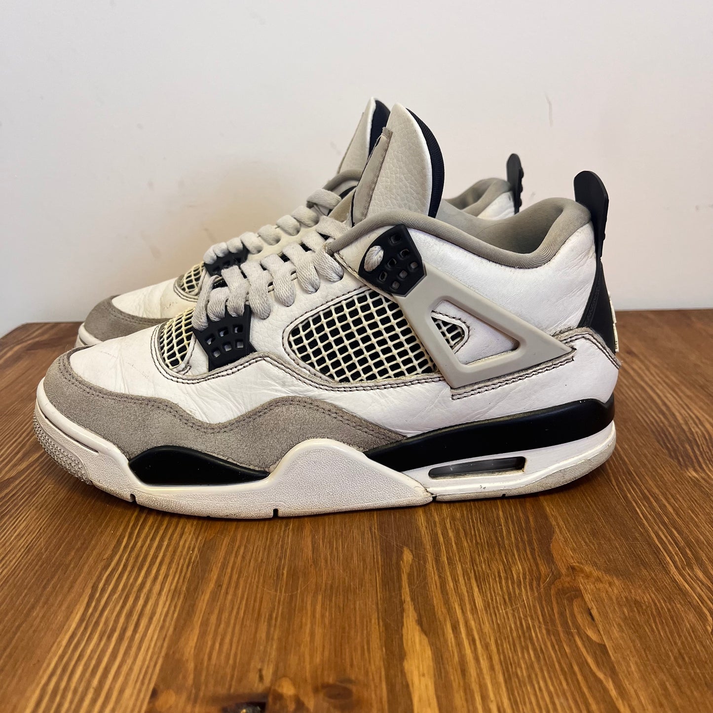 AIR JORDAN 4 MILITARY BLACK UK6.5 (USED)