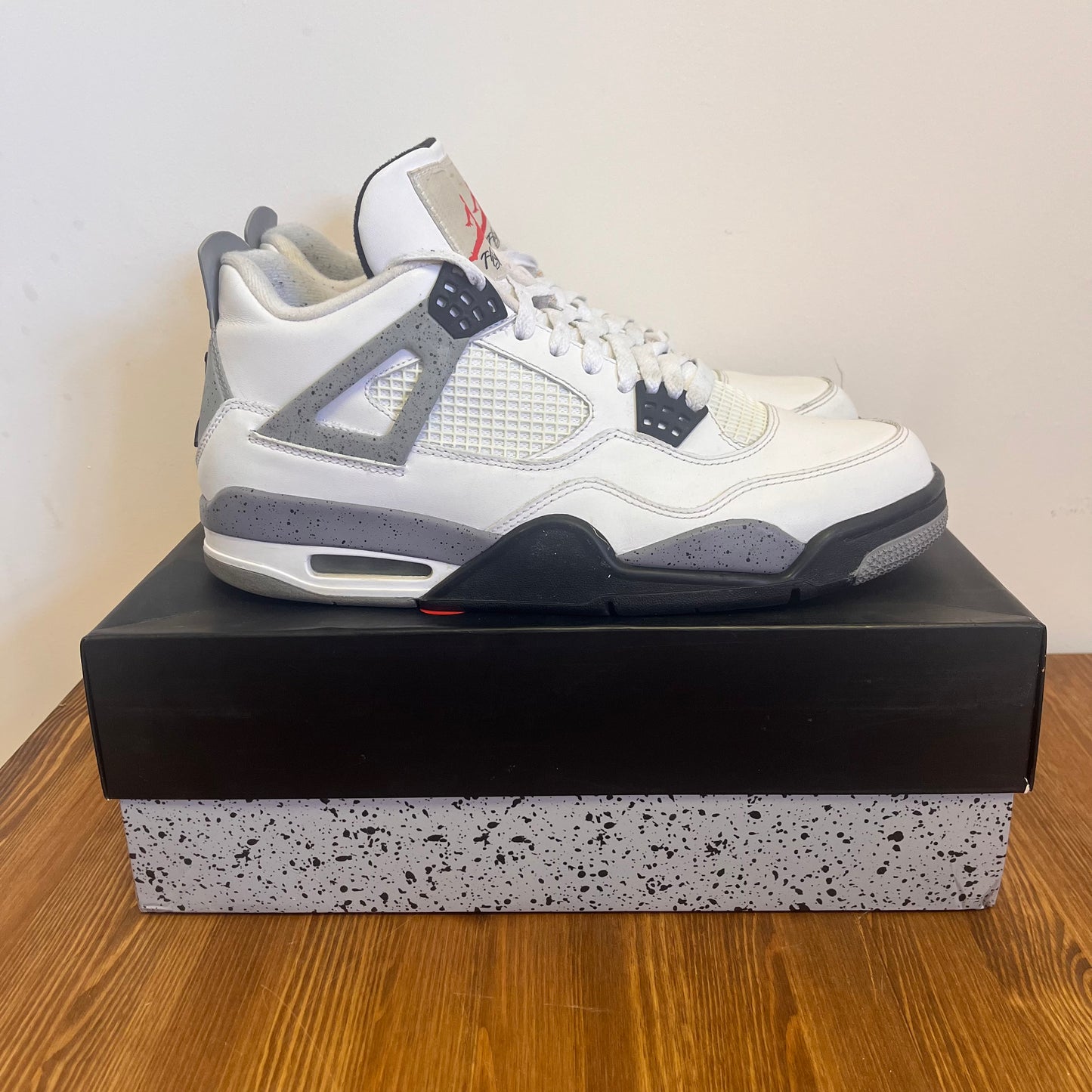 AIR JORDAN 4 WHITE CEMENT 2012 UK9 (USED)