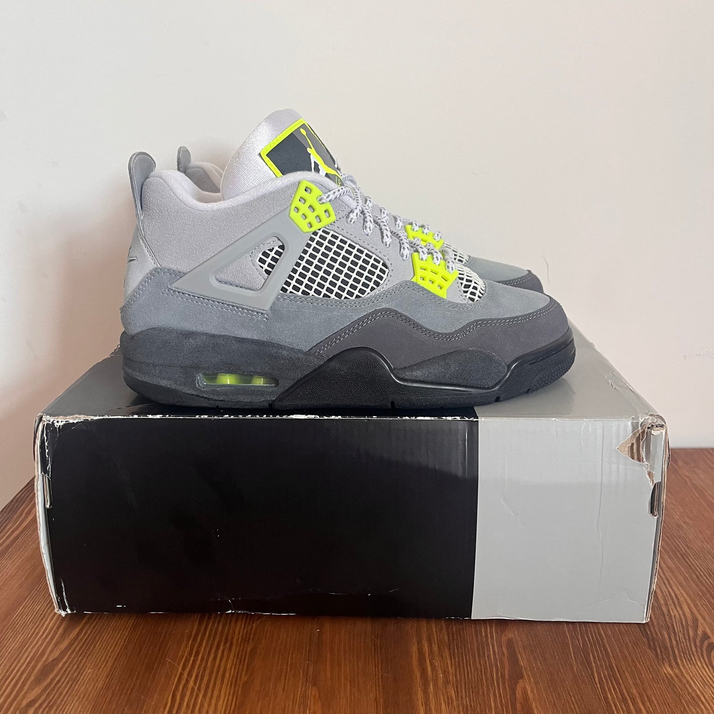 AIR JORDAN 4 NEON 95 UK6 (NEW)