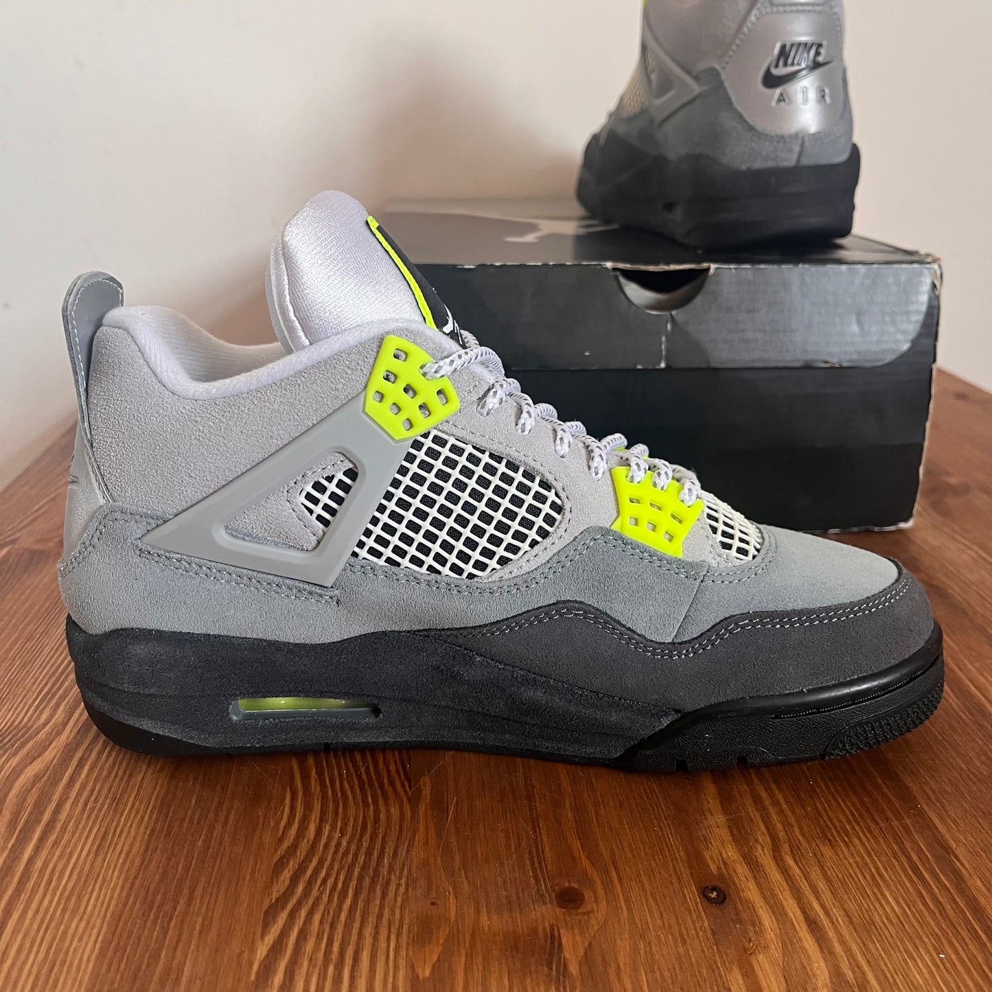 AIR JORDAN 4 NEON 95 UK6 (NEW)