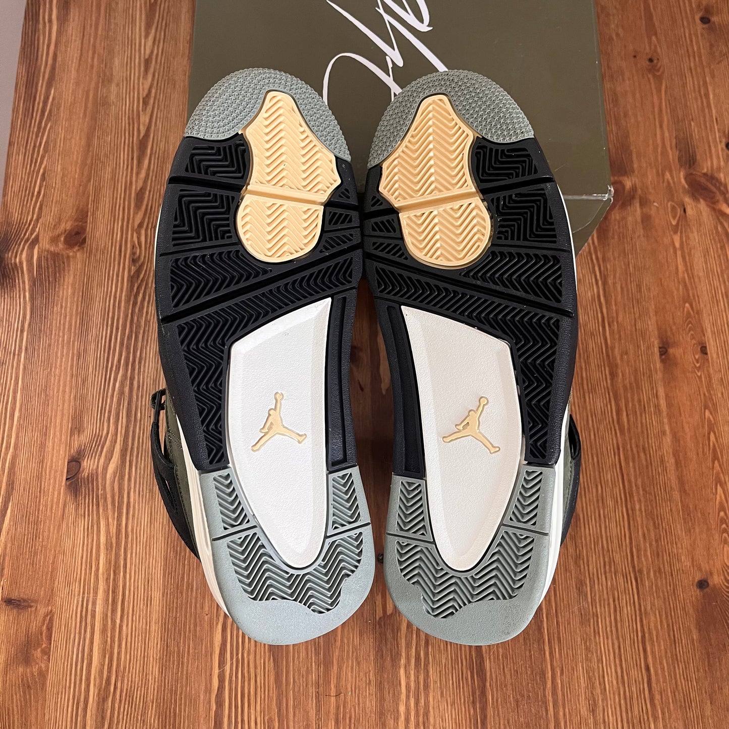 AIR JORDAN 4 OLIVE CRAFT UK9.5 (NEW)