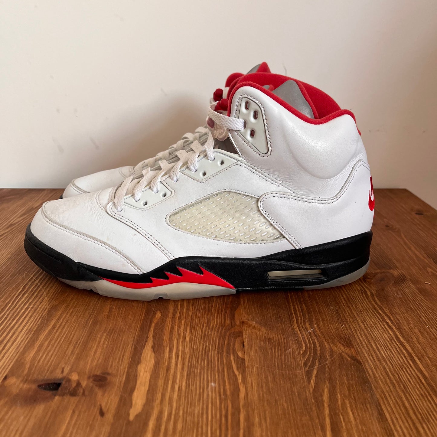 AIR JORDAN 5 FIRE RED 2020 UK9 (USED)