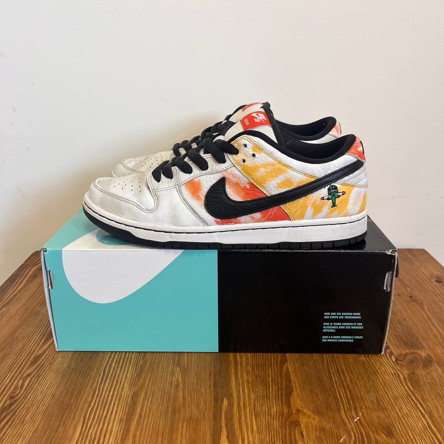 NIKE DUNK LOW SB RAYGUN WHITE UK7.5 (USED)