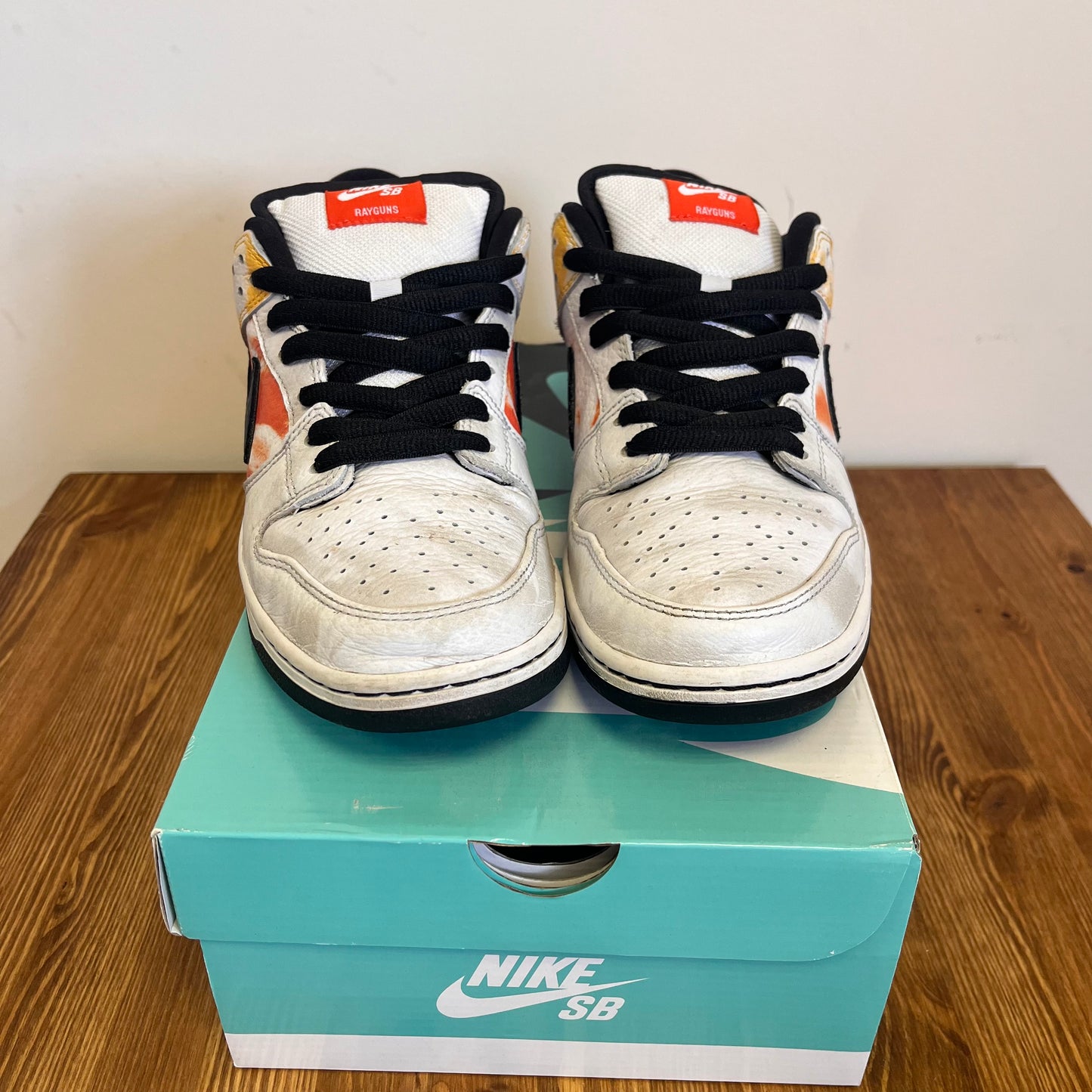 NIKE DUNK LOW SB RAYGUN WHITE UK7.5 (USED)