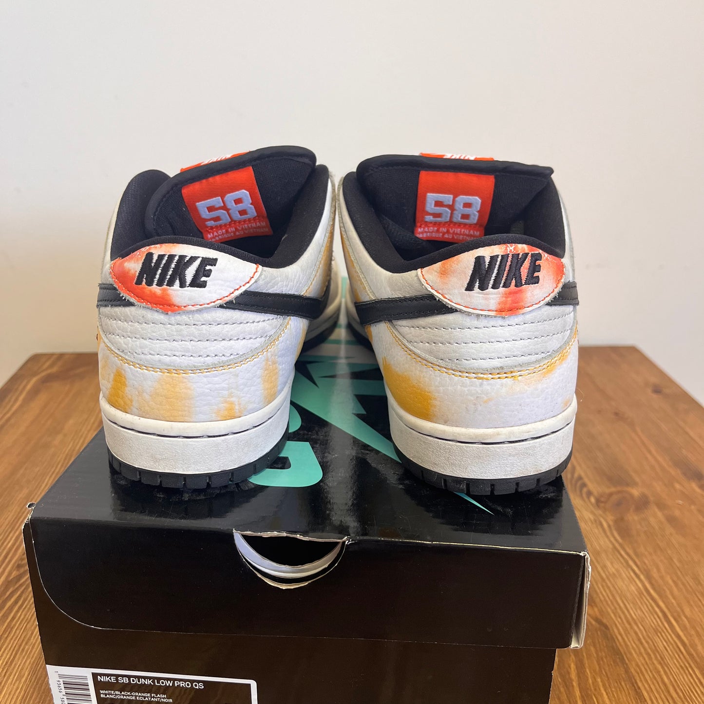 NIKE DUNK LOW SB RAYGUN WHITE UK7.5 (USED)