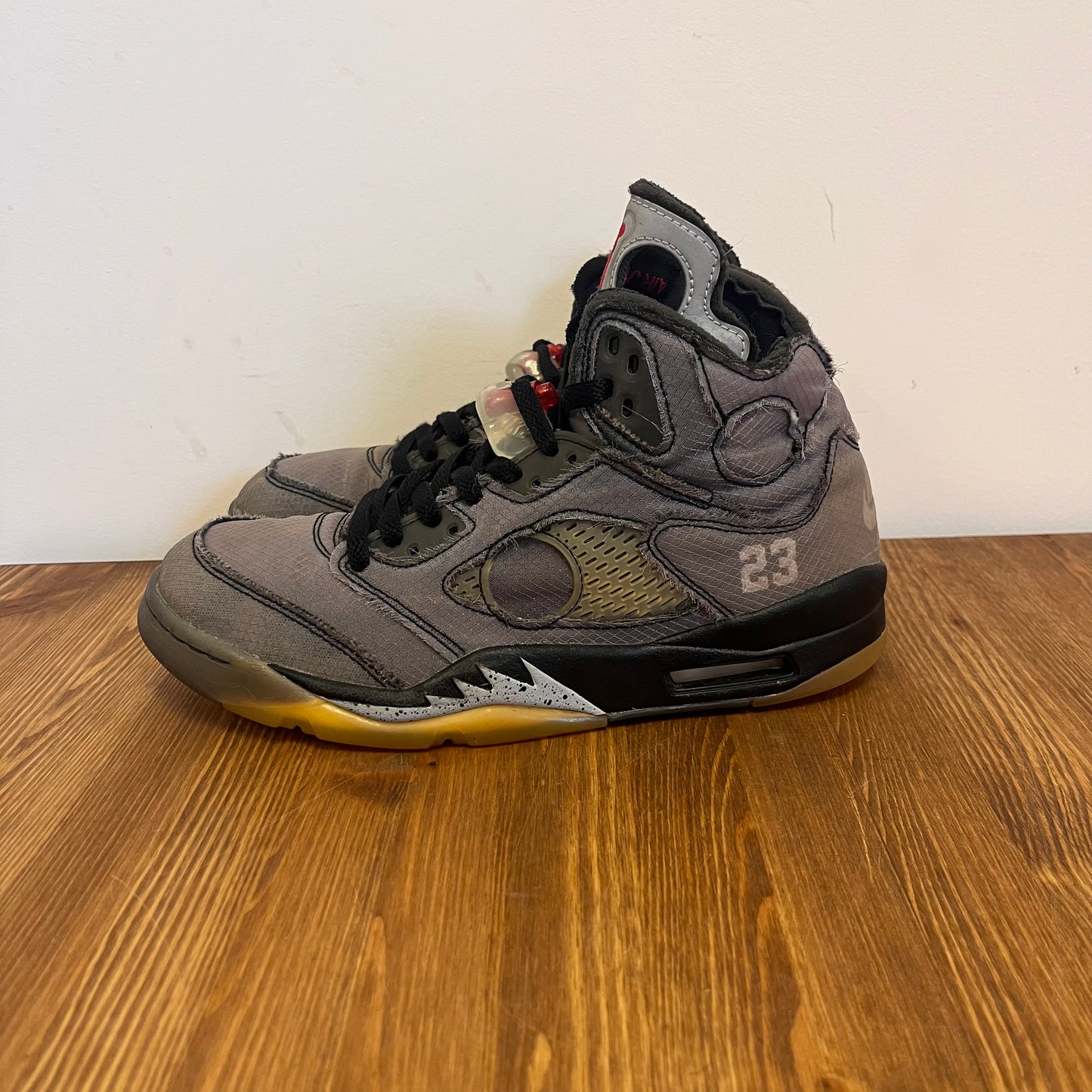 OFF-WHITE X AIR JORDAN 5 MUSLIN UK7 (USED)