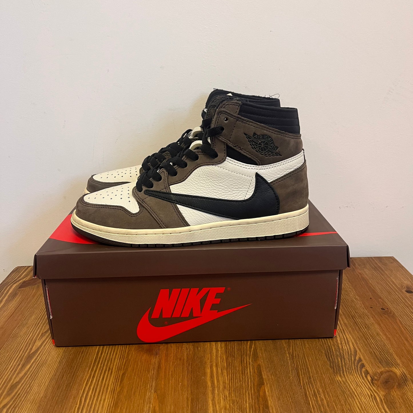 AIR JORDAN 1 HIGH TRAVIS SCOTT MOCHA UK7 (USED)