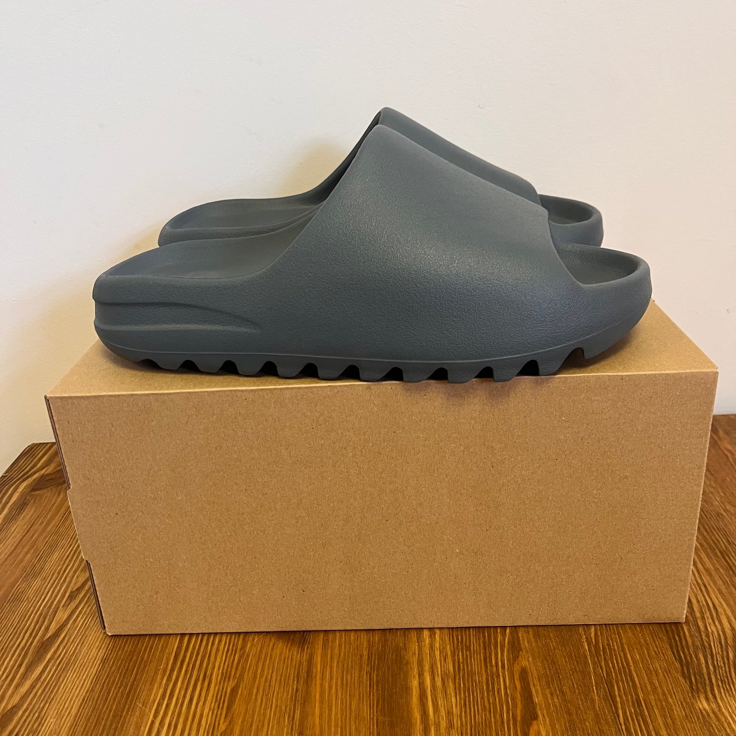 YEEZY SLIDE SLATE MARINE UK8 (USED)